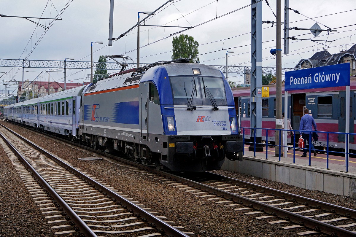 ELEKTROLOKOMOTIVEN IN POLEN
P.K.P INTERCITY auf der Fahrt nach Berlin mit der 5 370 004 1251. Die Aufnahme ist am 17. August 2014 bei der Einfahrt in den Hauptbahnhof Posen entstanden.
Foto: Walter Ruetsch