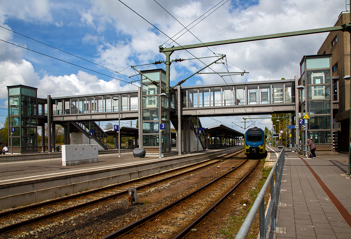 Emden Hauptbahnhof am 01.05.2022, rechts auf Gleis 1 stehen zwei gekuppelte vierteilige Stadler FLIRT³ der WestfalenBahn GmbH (WFB), als RE 15 „Emsland-Express“. Vorne der ET 414 „Rheine“ und dahinter der ET 411 „Lingen (Ems)“. Zuvor war der Zug im Bahnhof Emden-Außenhafen, nach dem Richtungswechsel hier im Hbf geht es dann, via Leer, Lingen und Rheine, nach Münster Hbf.

Der Emder Hauptbahnhof liegt im nördlichen Teil der Emslandstrecke Norddeich Mole – Emden – Münster (– Ruhrgebiet). In Emden zweigt die Stichstrecke zum Bahnhof Emden Außenhafen, dem zweiten Personenbahnhof der ostfriesischen Seehafenstadt ab.
