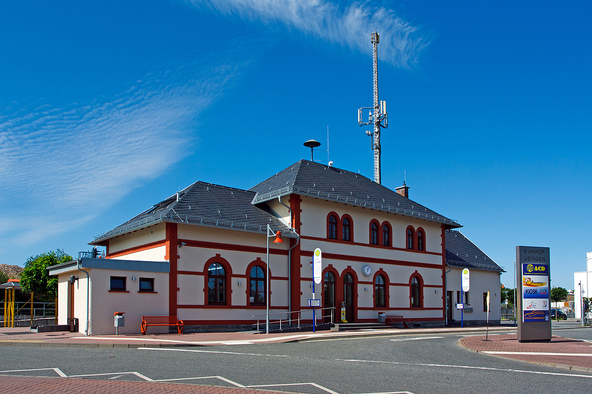 
Empfangsgebäude vom Bahnhof Usingen, an km 17,7 der Taunusbahn (KBS 637) am 11.08.2014, von der Straßenseite. Das Empfangsgebäude von 1895 steht unter Denkmalschutz. 