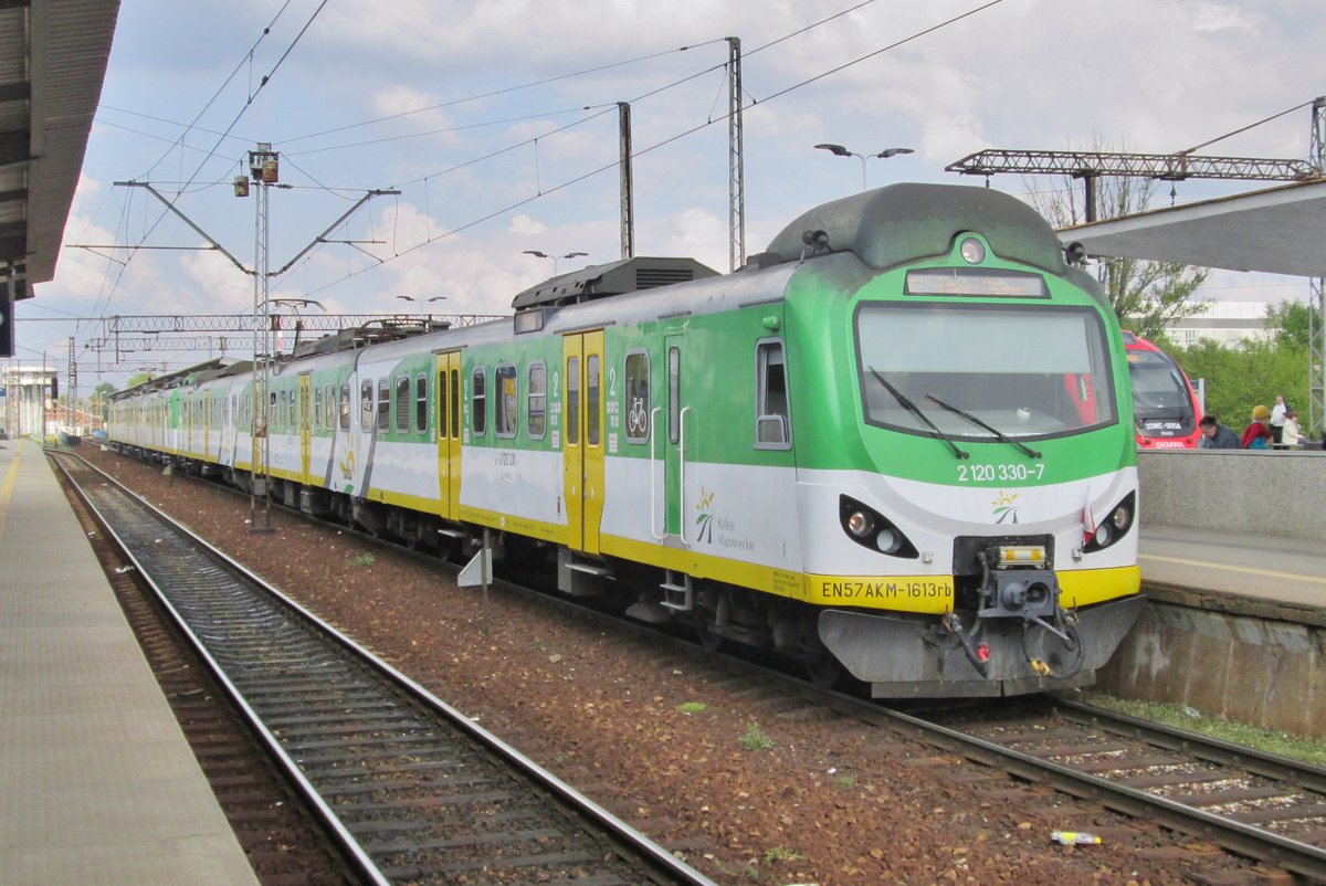 EN57AKM-1613 h�lt am 1 Mai 2016 in Warszawa Wschodnia.