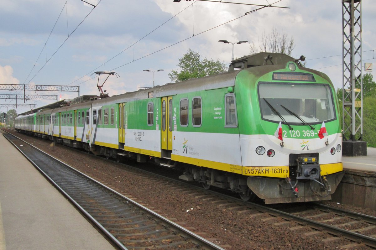 EN57AKM-1631 h�lt am 1 Mai 2016 in Warszawa Wschodnia.