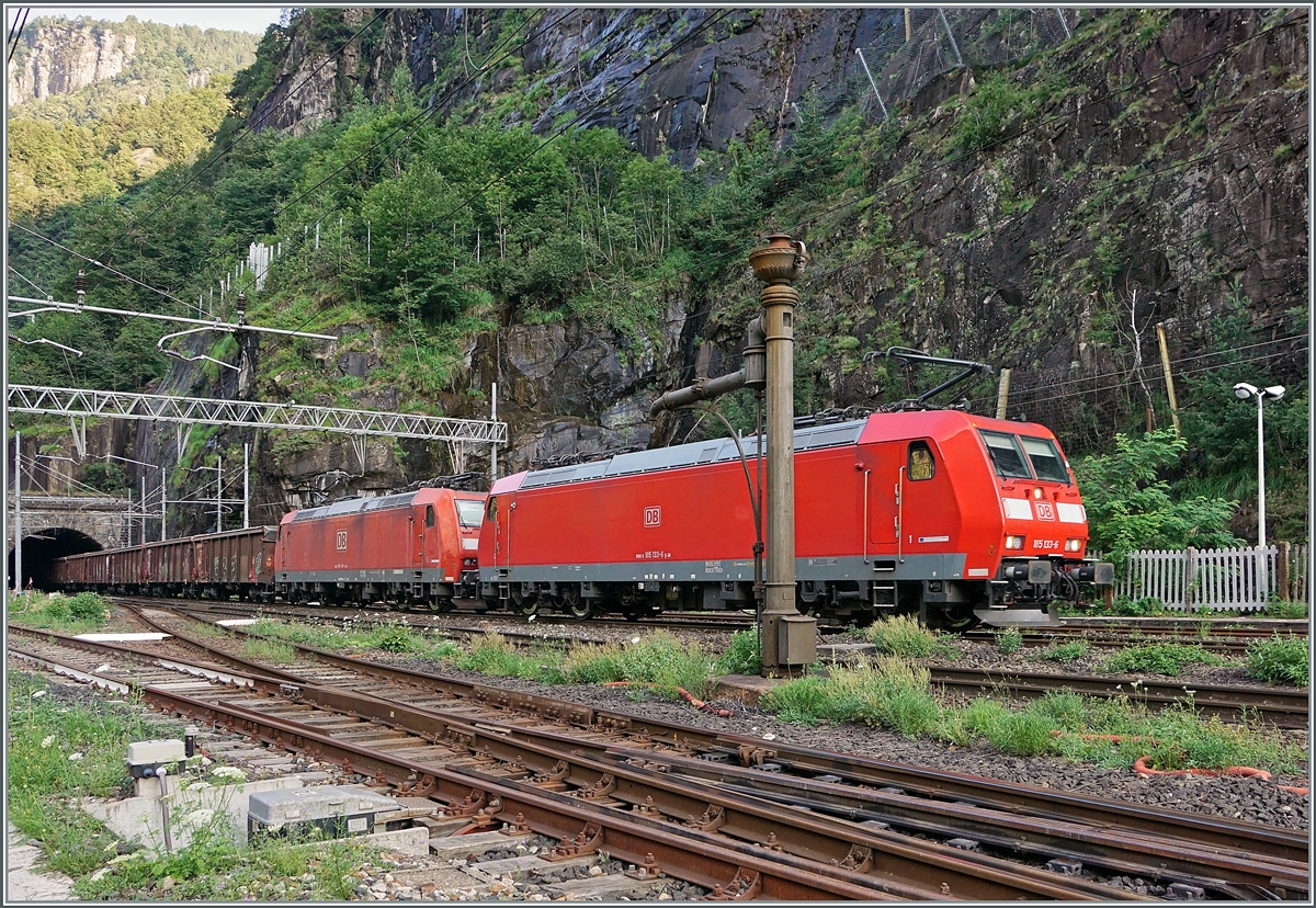 Endlich wieder einmal in Bella Italia und das erste, das mir vor die Linse fährt ist eine (bzw drei) DB 185... Die DB 185 133-6, 140-1 und am Zugschluss und nicht zu sehen die 185 101-3 sind mit Tonerde-Zug in Iselle di Trasquera in Richtung Domo II unterwegs, wobei der Wasserturm vor der 185 133-6 alleine schon ein Motiv wäre. Zwar wurde der Simplontunnel von Anfang elektrisch betrieben, doch Weiterfahrt nach Domodossola erfolgte mit Dampf, erst 1930 erfolgte die Umstellung von Drehstrom auf Wechselstrom im Simplontunnel und die Elektrifizieurng bis Domodossola. Und heute fahren hier wieder Drehstomloks...

21. Juli 2021