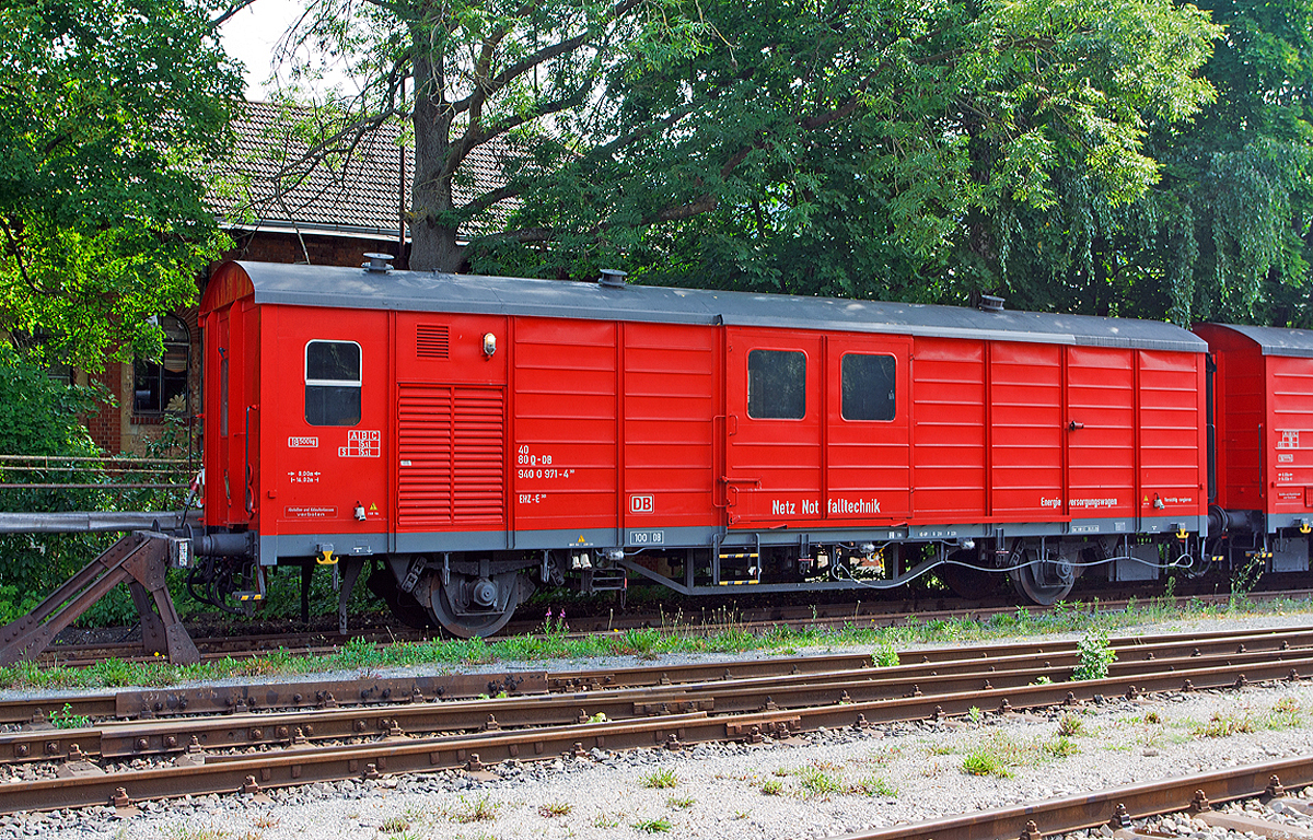 
Energieversorgungswagen 40 80 D-DB 940 0 971-4 EHZ-E 361 (ex  40 50 947 0805-x) der DB Netz AG Notfalltechnik  abgestell am 24.08.2013 im Dampflokwerk Meiningen (DLW).

Der Energieversorgungswagen hat nur an einem Ende einen UIC-Übergang mit Gummiwülsten, der durch eine Drehtür verschlossen werden kann. An dem gegenüberliegenden Wagenende wurde durch eine Trennwand mit Drehtür ein separater Raum für den Stromerzeuger abgeteilt. Der so entstandene Maschinenraum nimmt ungefähr ein Fünftel des Wagengrundrisses ein und ist mit Schallschutzmaßnahmen versehen. Das dort ursprünglich verbaute Dieselaggregat war luftgekühlt und hatte eine Leistung von 20 kVA. In den noch vorhandenen Hilfszügen kommen nunmehr neue, schallisolierte und emissionsarme Stromerzeuger zum Einsatz. In den Seitenwänden des Maschinenraumes verbaute man seitlich Türen mit Jalousien (zum einfachen Wechseln des Aggregates), Axiallüfter für den Luftaustausch und je ein Klappfenster auf jeder Wagenseite. Damit der Hilfszug auch mit dem Energieversorgungswagen voran zur Einsatzstelle geschoben werden konnte, erhielt auch der Maschinenraum einen vereinfachten Führerstand mit dem, aus dem Aufenthaltswagen bekannten Steuer- und Signaleinrichtungen.

Der restliche Raum des Wagens beherbergt eine Werkstatteinrichtung mit Werkbank und Schweißgeräten, Regalen für Beleuchtungsgerät und Kabel sowie Lagerungen für Handwerkzeuge und Gasflaschen. Zur Verladung schwerer Ausrüstungsteile erhielt der Wagen, abweichend vom Brückenkran des Gerätewagens, zwei Säulendrehkräne. Die beiden, diagonal neben den Schiebetüren angeordnete Kräne werden elektrisch betrieben und haben eine Hubkraft von je 2,5 kN. Weitere Aufgleisgeräte, schwere Seile und Seilhaken sind funktionell in Gerätekästen und Aufnahmen am Untergestell des Wagens verstaut.

Technische Daten: 
Länge über Puffer: 14.020 mm 
Achsanzahl: 2
Achsabstand:: 8.000mm  
Eigengewicht: 18.500 kg 
Max. Zuladung: 15.500 kg
Zul. Höchstgeschwindigkeit: 100 km/h

Der Energieversorgungswagen ist Bestandteil von einem Einheitshilfszug (EHZ). Die EHZ sind von der Deutschen Reichsbahn (DR) zwischen 1973 und 1979 entwickelte und gebaute Standardhilfszug der DR. 

Geplant war ein zweiteiliger Hilfszug, der aus einem kombinierten Mannschafts- und Gerätewagen und einem Gerätewagen mit Energieversorgungsanlage bestehen sollte. Während Erstgenannter aus einem Fahrzeug der Reisezugwagenbauart entstehen sollte, war für die Energieversorgung von Anfang an ein Güterwagen der Gattung Gbs vorgesehen. 

Weil die vorgesehenen 26-Meter-Reisezugwagenkästen der Bauart Halberstadt nicht verfügbar waren, wurden die Pläne überarbeitet und der kombinierte Mannschafts- und Gerätewagen in zwei Einzelfahrzeuge aufgeteilt. Nunmehr sollte als Spenderfahrzeug für den Mannschaftswagen ein Reisezugwagen der Rekobauart (Gattung Bghw) und für den Gerätewagen ein weiterer Gbs herangezogen werden. Die Wagenkästen für die Güterwagen stellte die DR in ihrem Raw „Einheit“ Leipzig selbst in großen Stückzahlen her. Die Mannschaftswagen wurden aus entbehrlichen aber noch brauchbaren, vierachsigen Rekowagen gefertigt. Dieser nunmehr dreiteilige Hilfszug wurde so im Raw Potsdam gefertigt. 
