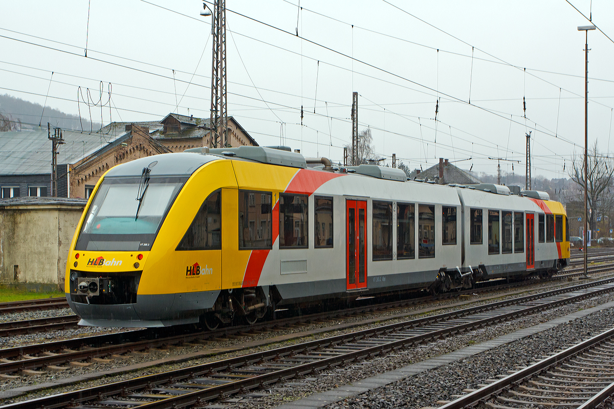 
Er steht schon in den Startlöchern, für die Betriebsaufnahme der HLB Hessenbahn GmbH als Betreiber der 3LänderBahn. 
Der VT 265 der HLB (95 80 0648 165-8 D-VCT /95 80 0648 665-7 D-VCT), ein Alstom Coradia LINT 41 ehemals der vectus Verkehrgesellschaft mbH dessen NVR-Registrierung er noch trägt, ist am 13.12.2014 im Hauptbahnhof Siegen abgestellt.

Zum Fahrplanwechsel am 14. Dezember 2014 übernimmt die HLB Hessenbahn GmbH den Betrieb der 3LänderBahn von der DB Regio NRW. Damit steht die 3LänderBahn auch künftig als Ihr zuverlässiger Partner auf folgenden Linien zur Verfügung:
RB 92 Olpe – Finnentrop
RB 93 Betzdorf – Siegen – Erndtebrück – Bad Berleburg
RB 95 Au – Siegen – Dillenburg (RMV 40)
RB 91 einzelne Fahrten zwischen Siegen und Finnentrop

Darüber hinaus verkehrt die HLB Hessenbahn GmbH ab Fahrplanwechsel auch auf zwei weiteren Strecken. Denn die 3LänderBahn übernimmt auch den Betrieb auf den bisher von der vectus Verkehrsgesellschaft mbH betriebenen Linien
RB 90 Limburg – Altenkirchen – Au (Sieg) (ehemals RB 28)
RB 29 Limburg – Montabaur – Siershahn

Weiterführende Veränderungen und Verbesserungen sollen dann ab Dezember 2015 folgen.