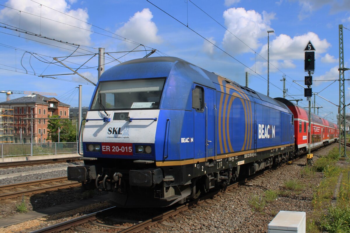 ER20-015 schiebt der RE nach Leipzig aus Chemnitz Hbf am 27 Mai 2025.