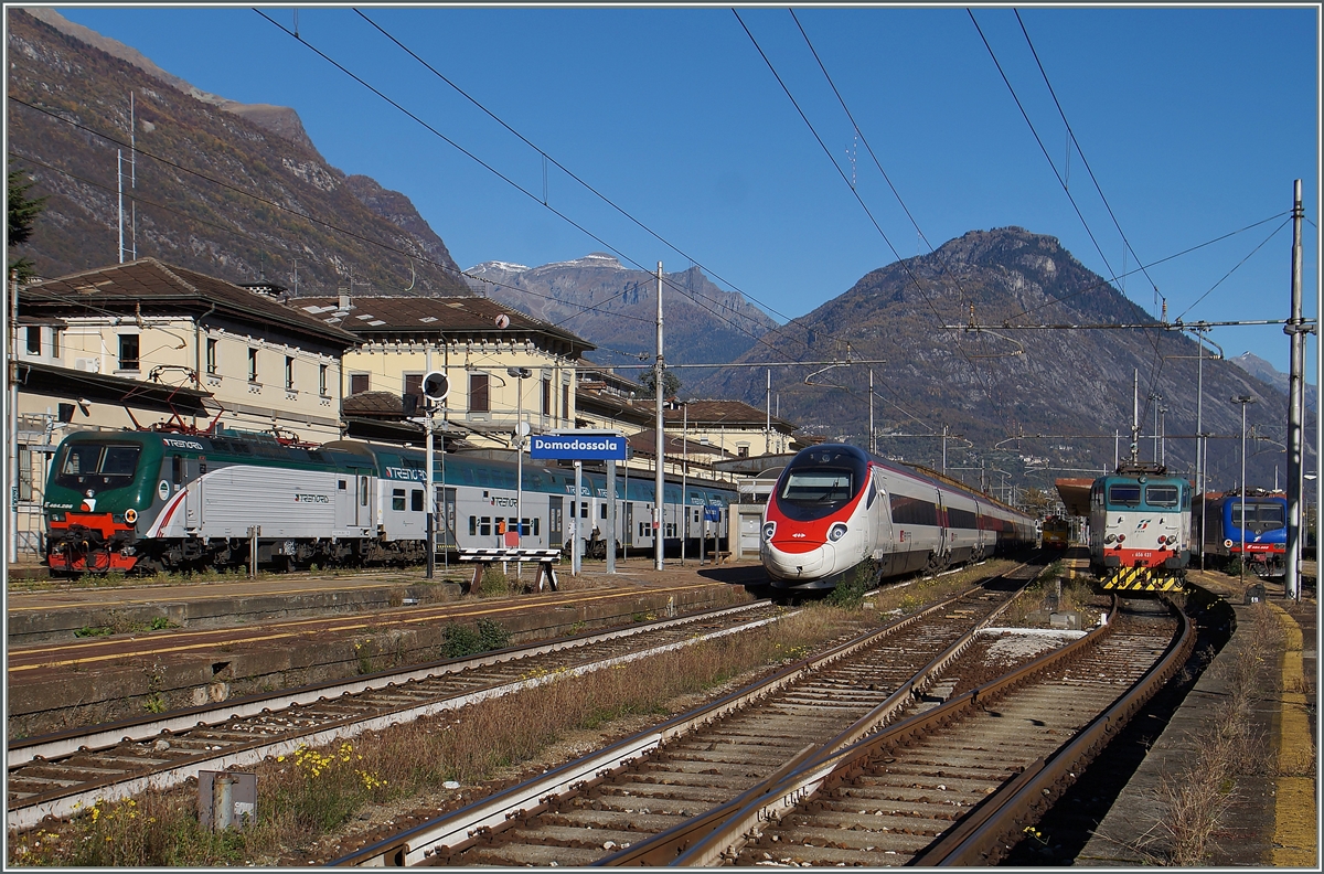 Erfreulich viel Verkehr in Domodossola: Eine Trennord E 464 ist mir ihrem Zug aus Milano eingetroffen, ein SBB RABe 503 wartet auf die Abfahrt Richtung Milano und die FS 656 431 auf neue Aufgaben.
26. Okt. 2015