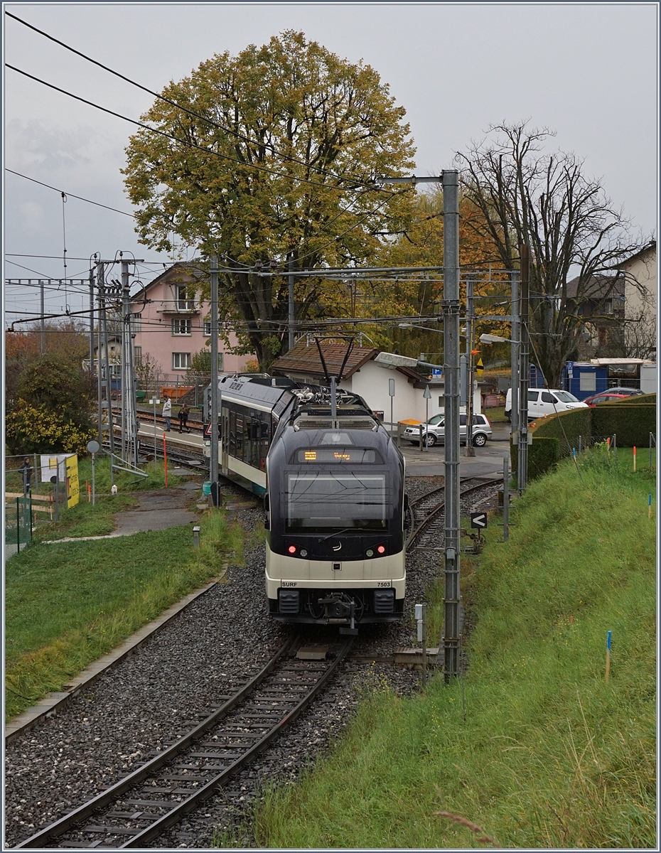Erneut ist der mächtige Baum im Blickfeld des Bildes, als der CEV MVR SURF GTW ABeh 2/6 7503 vor dem Umbau des Bahnhofs St-Légier Gare erreicht.
11. Nov. 2017
