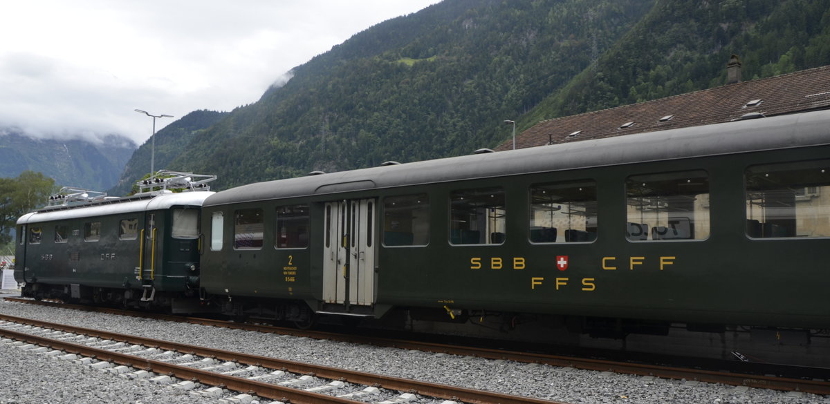 Eröffnung Gotthardbasistunnel 2016. Anlässlich der Feierlichkeiten gab es eine Rollmaterialshow in Erstfeld, hgier die Re 4/4 I mit historischem Personenwagen. (04.06.2016)