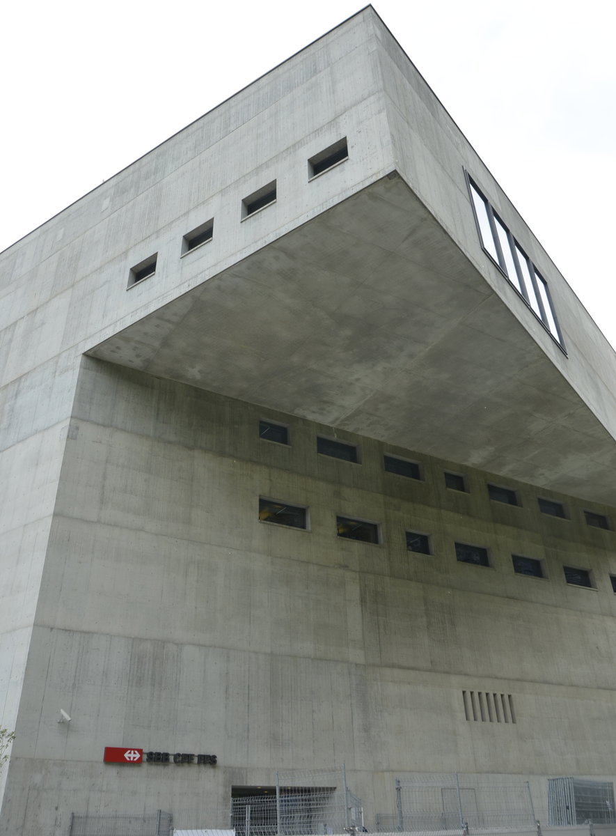 Eröffnung Gotthardbasistunnel 2016. Anlässlich der Feierlichkeiten gab es ein Fest auf der Alpensüdseite in der Nähe von Pollegio. Das Bild zeigt die moderne Betriebsleitzentrale Süd der SBB. Hier sorgen 150 Mitarbeitende der SBB mit modernster Kommunikation für den reibungslosen Bahnverkehr auf der Gotthardachse (Chiasso - Arth-Goldau). (04.06.2016)