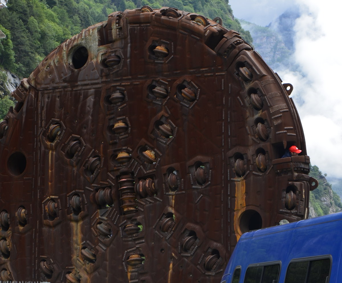 Eröffnung Gotthardbasistunnel 2016. Anlässlich der Feierlichkeiten gab es ein Fest auf der Alpensüdseite in der Nähe von Pollegio. Das Bild zeigt den Bohrkopf einer der Tunnelbohrmaschinen. Man beachte den Jungen mit dem roten Käppi... (04.06.2016)