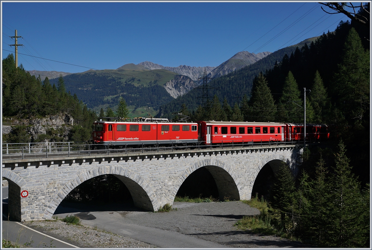Erst wenn die RhB Strecke kuzr nach Muot die Albula auf dem Albula Viadukt I überquert, trifft der Wanderweg auf die Strecke und verfolgt sie nun im steten Wechsel der Talseite bis fast nach Preda.

RhB Ge 6/6 707 mit einem Schnellzug nach St.Moritz.
14. Sept. 2016