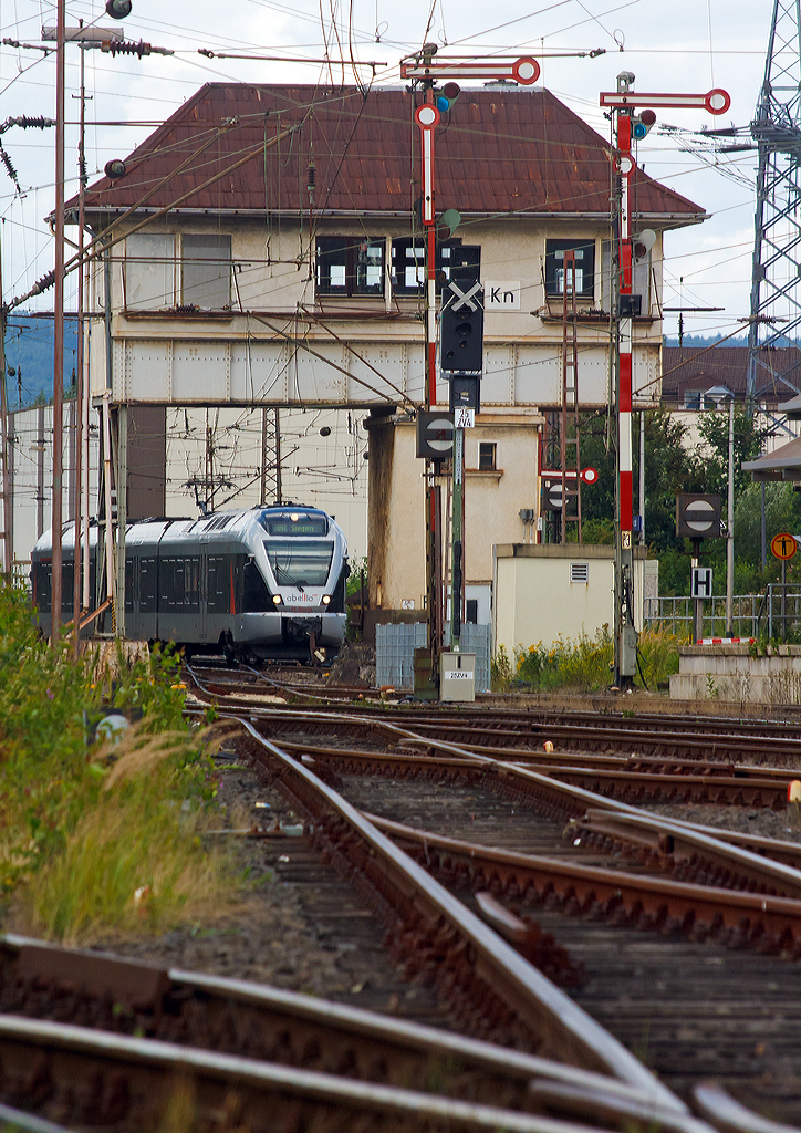 
Erwischt....
Der ET 232109   Kreis Siegen-Wittgenstein , ex ET 23009, ein 3-teiliger Stadler Flirt der Abellio Rail NRW erreicht, als RB 91  Ruhr-Sieg-Bahn  Hagen - Finnentrop - Kreuztal - Siegen,  den Bahnhof Kreuztal. Hier kurz vor dem Reiterstellwerk Kreuztal Nord (Kn), welches sich direkt vor den Bahnsteigen befindet.

Hinweis: Aufgenommen von öffentlicher Straße  (Zuschnitt aus Teleaufnahme).
