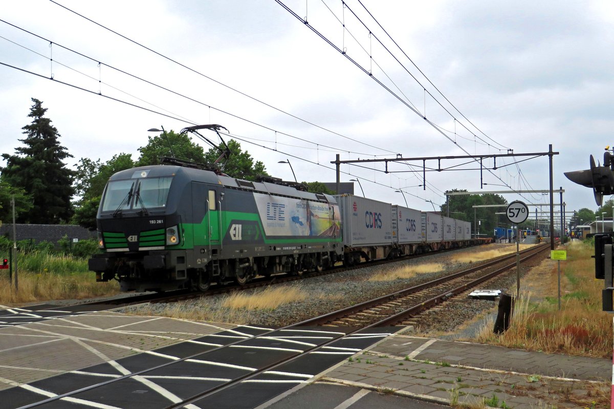 Es fangt an, liecht zu regnen während der Passage von LTE 193 261 mit Chengdu-Shuttle durch Wijchen am 4 Juli 2020.