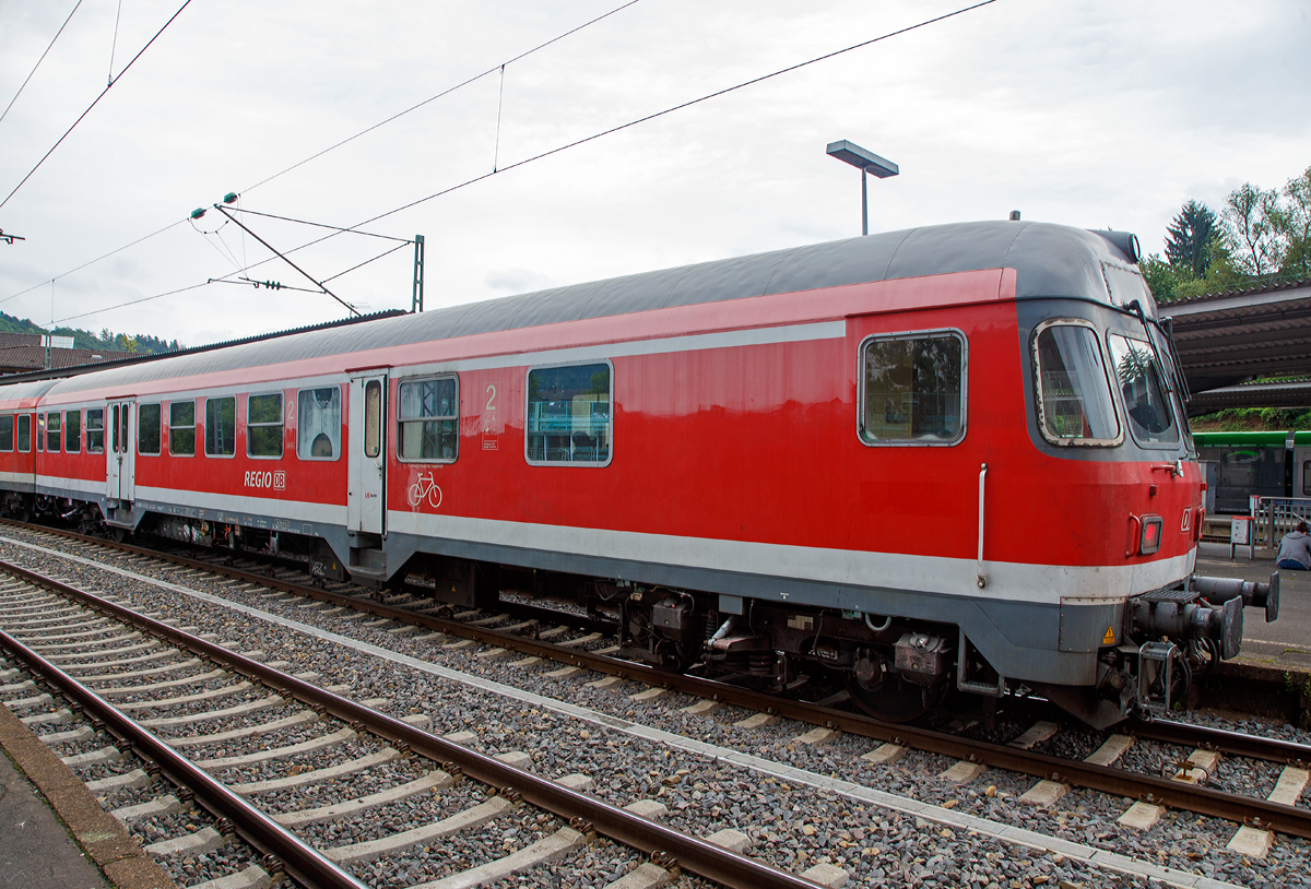 
Es gibt sie noch, die n-Wagen..........
Der n-Wagen Nahverkehrs-Steuerwagen 2. Klasse „Karlsruher Kopf“ , D-DB 50 80 82-34 341-1  Bnrdzf 477.0, ex BDnrzf 740.2, der DB Regio NRW, am Ende des RE 9-Verstärkers am 02.07.2017 im Bahnhof Betzdorf/Sieg.

Als n-Wagen wird eine Gattung von Personenwagen der Deutschen Bundesbahn bezeichnet. Umgangssprachlich ist die Wagengattung als ehemaliger Silberling bekannt geworden. Diese Bezeichnung verdanken die Nahverkehrswagen ihrem Wagenkasten aus blankem Edelstahl mit aufgebürstetem Pfauenaugenmuster. Noch immer sind Wagen der Bauart Bnrdzf 477.0 im Einsatz, welche das frühste Umbaustadium der Steuerwagen im OFV-Design darstellen. 

Technische Daten:
Baujahe (Umbau): 1993 bis 1995
Spurweite: 1.435 mm
Anzahl der Achsen: 4 in zwei Drehgestelle
Länge über Puffer: 26.400 mm 
Drehzapfenabstand: 19.000 mm
Achsabstand im Drehgestell: 2.500 mm
Drehgestellbauart: Minden-Deutz 432
Wagenkastenbreite: 2.825 mm
Höchstgeschwindigkeit: 140 km/h
Eigengewicht: 33 t
Sitzplätze: 80 (2. Klasse)  
Abteile:2 Großräume 2. Klasse; 1 Mehrzweckraum   
Bremsbauart:  KE-GPR-A-mZ (D) 