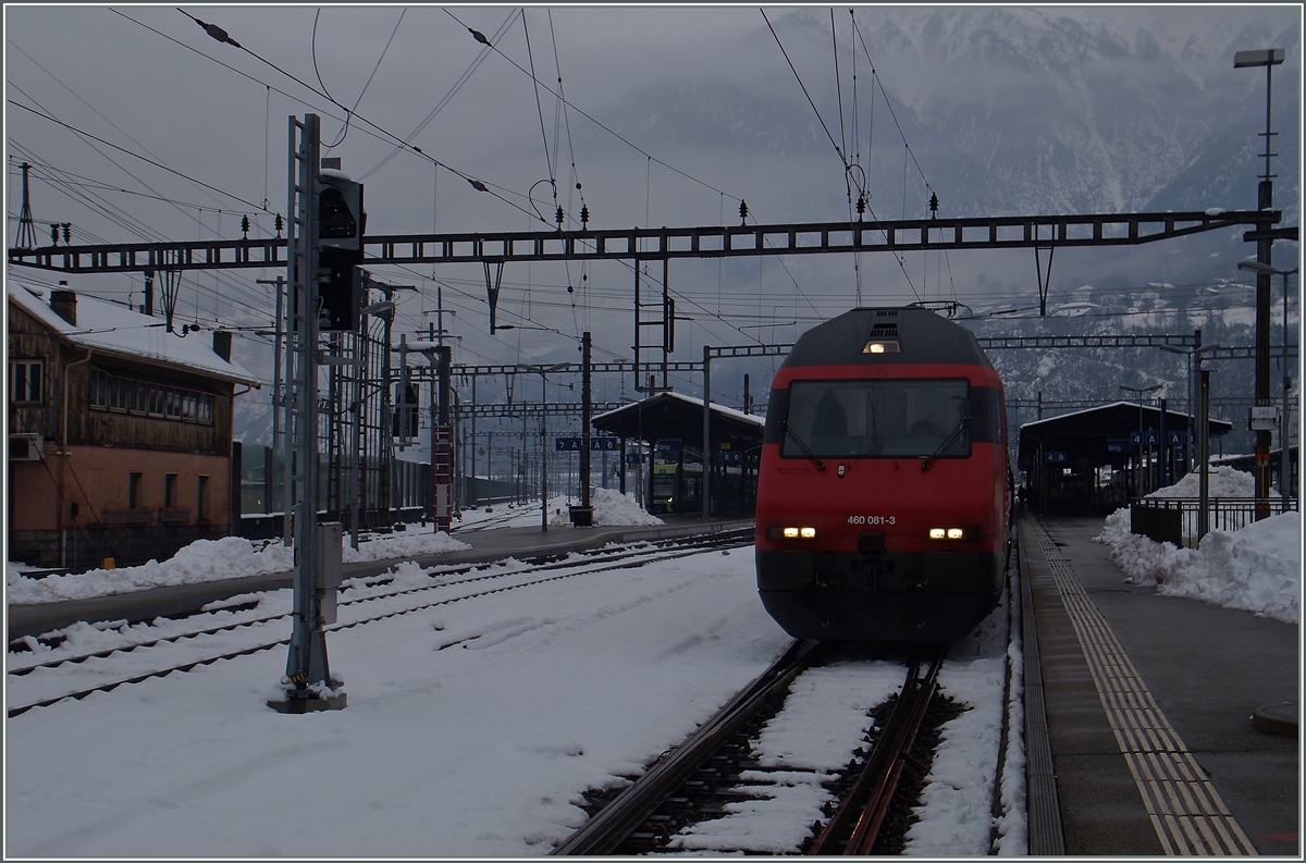 Es hat geschneit in Birg und nun regnet es - kaum Fotowetter, so dass ich mit dem IR 1826 von der Re 460 081-3 gezogen nach nach Hause fuhr. 
8. Jan. 2016