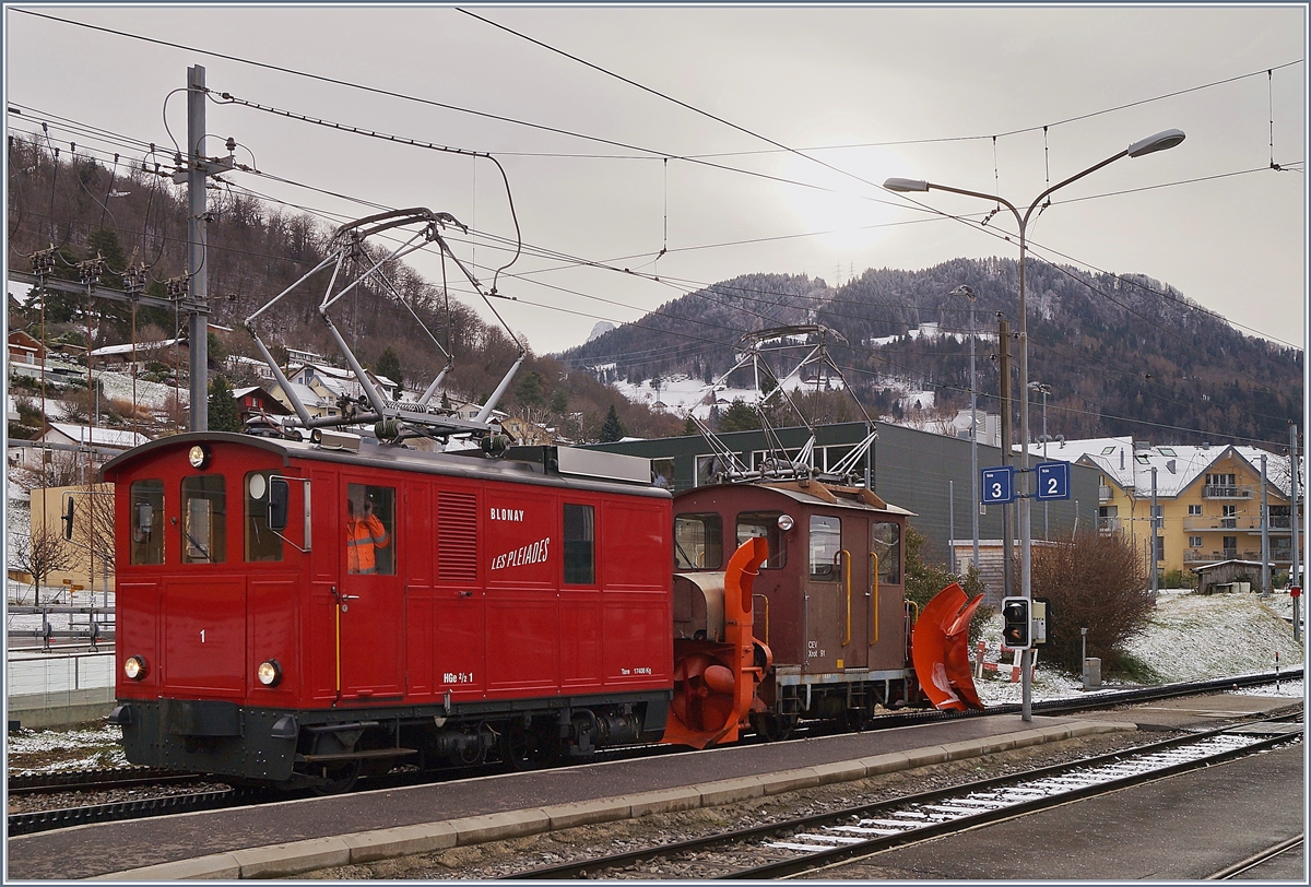 Es hat geschneit und so kommt auch dieses Jahr wieder die CEV HGe 2/2 N° 1 mit der Rot 91 zum Wintereinsatz auf der Strecke Blonay - Les Pléiades.

27. Februar 2020