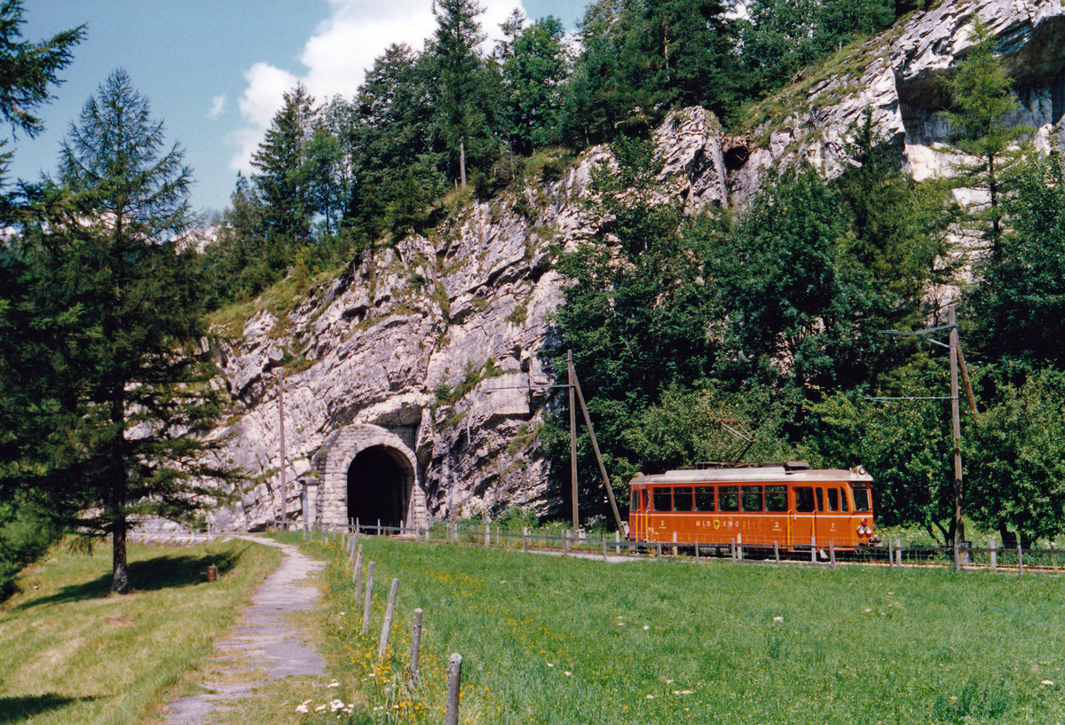 Es war einmal.........
Nein, hier handelt es sich keineswegs um ein Märchen.
Es war einmal die Meiringen-Innertkirchen-Bahn. Die kleine Bahn mit einer Streckenlänge von 4,99 km hat ihren Betrieb am 1. August 1926 aufgenommen.
Auf den 1. Januar 2021 wird sie nun durch die Zentralbahn übernommen. Die Aufnahme vom MIB Be 4/4 7, ehemals OEG, auf der Fahrt nach Innertkirchen ist im Jahre 1981 entstanden.
Foto: Walter Ruetsch