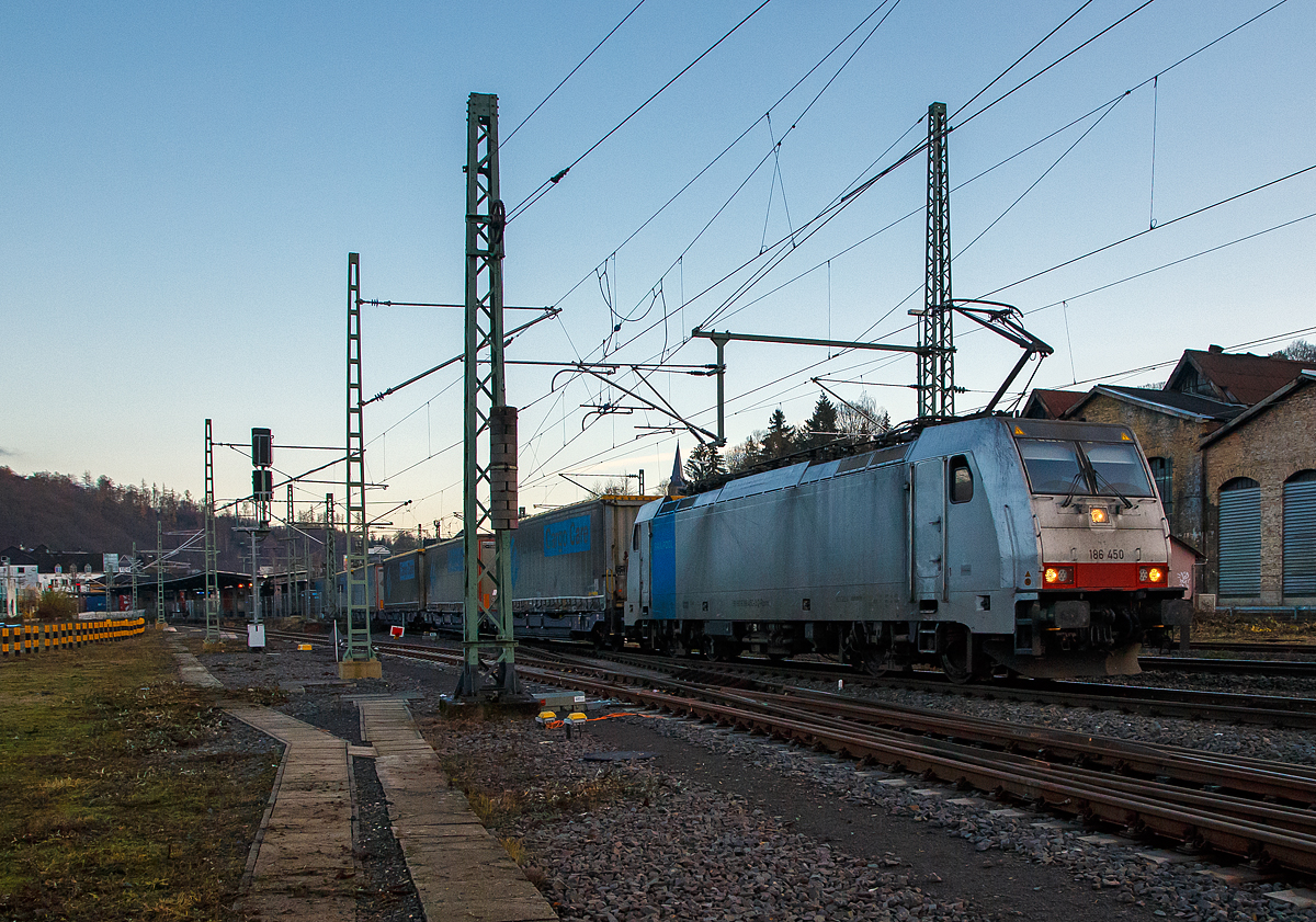 Es war sonntags am sp�ten Nachmittag, so hatte ich eigentlich nicht damit gerechnet.....
Die f�r die LINEAS Group fahrende Railpool 186 460 (91 80 6186 450-3 D-Rpool) f�hrt am 13.12.2020 mit einem kombinierten KLV- und Containerzug durch Betzdorf (Sieg) in Richtung K�ln.

Die TRAXX F140 MS wurde 2017 von Bombardier in Kassel unter der Fabriknummer 35305 gebaut.
