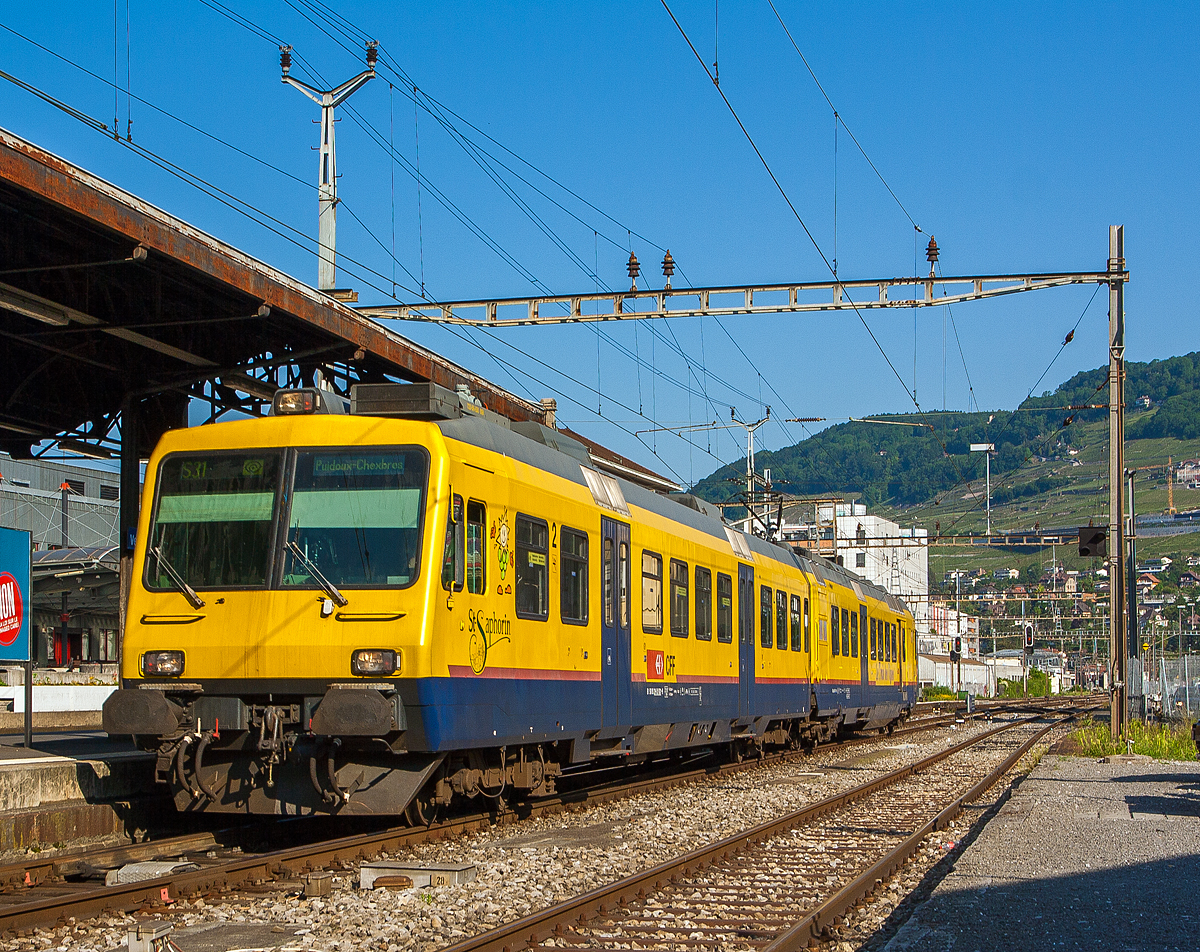Es waren die letzte Tage des  Train des Vignes  und der sch�ne Zug hat eine Neubearbeitung meiner Bilder, so finde ich, verdient.

Der  Train des Vignes  (S31) in der Zugskomposition SBB RBDe 560 131-5 „Saint-Saphorin“ mit dem Steuerwagen Bt 50 85 29-35 931-9, f�hrt am 28.05.2012 Steuerwagen voraus den Bahnhof Vevey auf Gleis 5 ein.

Der Train des Vignes war ein Pendelzug, welcher zwischen 1996 und 2012 auf der Vevey–Chexbres-Bahn verkehrte. Namensgebend war das �rtliche Weinbaugebiet. Die Zugskomposition trug einen gelb/blau/roten Anstich mit dem SBB-Logo, aber lediglich der franz�sischen Abk�rzung CFF. Als Ersatzkomposition wurde ein baugleicher Zug in Normallackierung vorgehalten, dessen Nummer je um eins h�her war (560 132 und 29-35 932). Abweichend von den �brigen SBB-NPZ waren diese Fahrzeuge mit einer Haltanforderung versehen (Halt auf Verlangen). Im Juni 2012 wurde der Train des Vignes aus dem Verkehr gezogen und dem Modernisierungsprogramm (neue Inneneinrichtung, Klimaanlage, erste Klasse und Ersatz der Steuerelektronik) zugef�hrt. Seither verkehrt auf der als S31 ins Netz des L�man Express integrierten Linie eine modernisierte NPZ-Komposition in den SBB-Standardfarben.

Als RBDe 4/4 wurden die Triebwagen der Schweizerischen Bundesbahnen (SBB) bezeichnet, die ab 1984 f�r die als Neuer Pendelzug (NPZ) bezeichneten Regionalzugskompositionen mit den dazugeh�renden Steuerwagen angeschafft wurden. Sie tragen seit 1990 die Baureihenbezeichnung RBDe 560.Aus Kostengr�nden wurde damals auf die Beschaffung neuer Zwischenwagen verzichtet, verwendet werden stattdessen umgebaute Einheitswagen (EW I und EW II).

Die meisten von 1987 bis 1996 gebauten Fahrzeuge RBDe 560, 561 und 568 durchliefen 2008 bis 2013 ein Komplett-Modernisierungsprogramm. Aus aufgearbeiteten Trieb- und Steuerwagen sowie neu beschafften Zwischenwagen entstanden Regionalverkehrs-Kompositionen mit der Bezeichnung �Domino�. Die Triebwagen werden dabei einheitlich als RBDe 560 (94 85 7 560 XXX-X) bezeichnet. Sie k�nnen in Vielfachsteuerung verkehren.

TECHNISCHE DATEN RBDe 560 mit Bt :
Spurweite:  1.435 mm (Normalspur)
Achsformel:  Bo’Bo’ +2´2´
L�nge �ber Puffer:  25.000 mm + 25.000 mm
Drehzapfenabstand: je 17.600 mm
Achsabstand im Drehgestell: 2.700 mm
Treib- und Laufraddurchmesser: 950 mm
H�he:  3.750 mm
Breite:  2.860 mm
Dienstgewicht:  70 t + 42 t
H�chstgeschwindigkeit: 140 km/h
Dauerleistung:  1.650 kW (2.250 PS)
Anfahrzugkraft:  182 kN
Dauerzugkraft: 78 kN
Anzahl Fahrmotoren: 4
Stromsystem:  Wechselstrom 15 kV 16,7 Hz
Sitzpl�tze: 56 (im Triebwagen) / 72 (im Steuerwagen) = 128
Ladegewicht: 4 t (Triebwagen)
Kupplungstyp: Schraubenkupplung 
