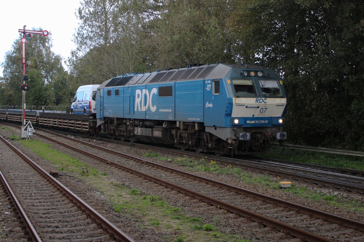 Es wird Abend am 21 September 2025 wann RDC 2700-07 mit der Syltshuttle in Niebüll eintreft.