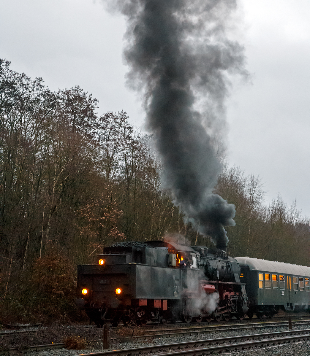 
Es wird wieder aufgeheizt....
Die Dreizylinder-Güterzug-Dampflokomotive 58 311 der UEF Ulmer Eisenbahnfreunde (ex DR 58 1111-2, ex DR 58 311, ex G 12 Baden 1125), hat am 26.01.2018 mit dem Sonderzug der Eisenbahnfreunde Treysa e.V., im Bahnhof Herdorf Hp 0 und erwartet nun wieder Hp 2

Der Dampfsonderzug befand sich auf seiner Rückfahrt von der Bindweide nach Treysa.