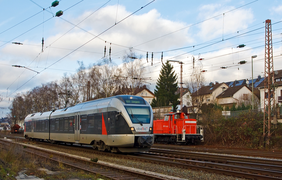 
ET 22006  Siegen  (2-teiliger Stadler Flirt EMU 2 bzw. BR 0426.1) der Abellio Rail NRW f�hrt am 30.12.2013 von Kreuztal weiter in Richtung Siegen. Er f�hrt als RB 91  Ruhr-Sieg-Bahn  die Strecke Hagen-Siegen. 

Hinten ist die ESG 10 (365 208-8) der ESG Eisenbahn Service Gesellschaft mbH (Vaihingen an der Enz) abgestellt.