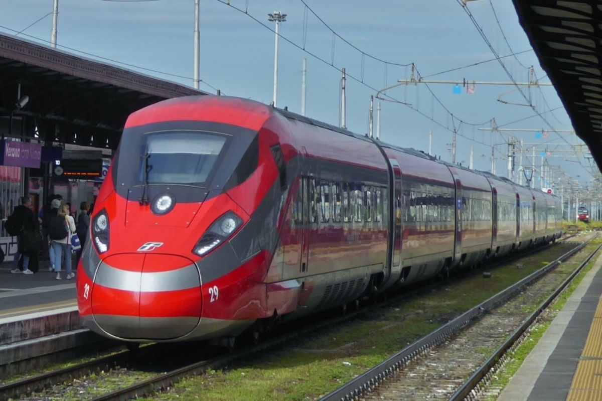 ETR 400 (1000), Frecciarossa, 29, ist in den Bahnhof von Verona Porta Nuova eingefahren. 10.05.2025