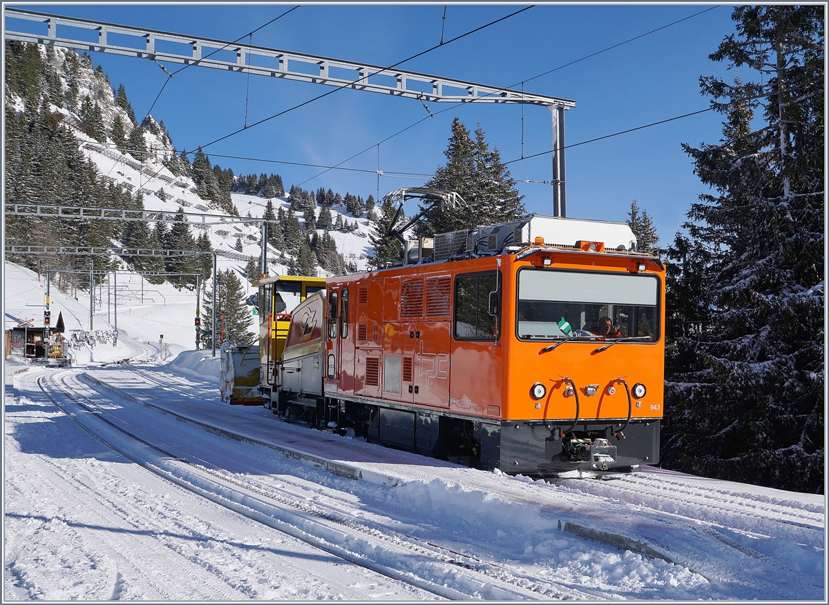 Etwas besser sichtbar, wenn auch die Seite im Schatten: der TPC HGem 2/2 943 mit dem X921 in Bouquetins.

12. M�rz 2019 