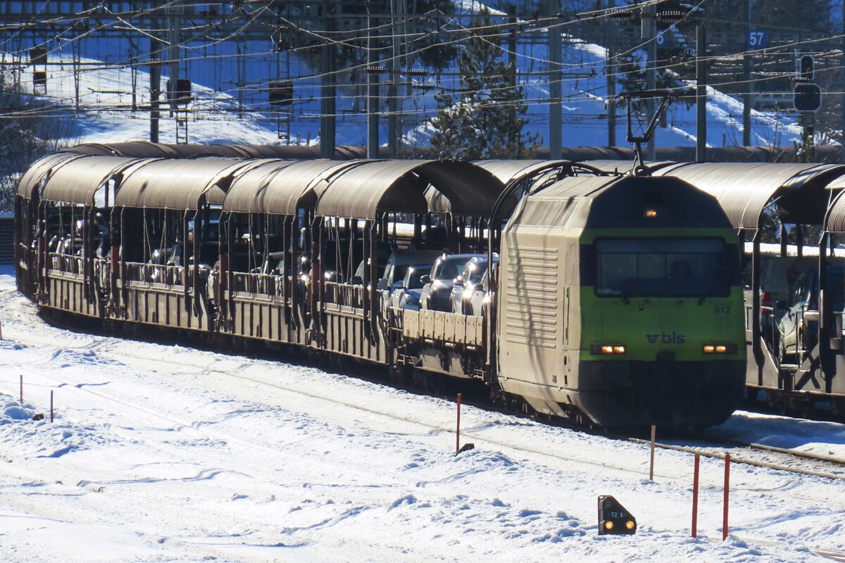 Etwas in gegenlicht: am 1 Jänner 2025 steht BLS 465 012 mit der PKW Zug in Kandersteg Autoverlade. Am, diesen Tag traf jeder 10 Minuten ein PKW-Zug in Kandersteg ein.