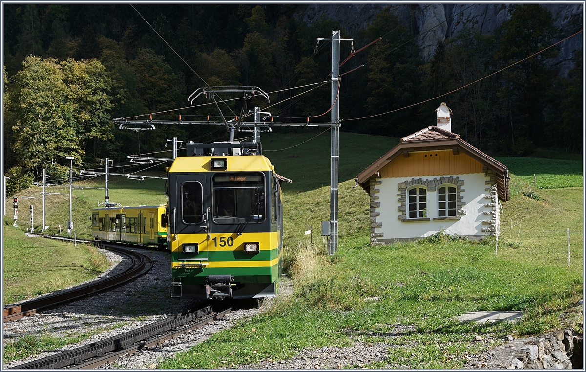 Etwas oberhalb von Lauterbrunnen schiebt der WAB Pano Bhe 4/8 150 seinen Zug Richtung Kleine Scheidegg.
16. Okt. 2018