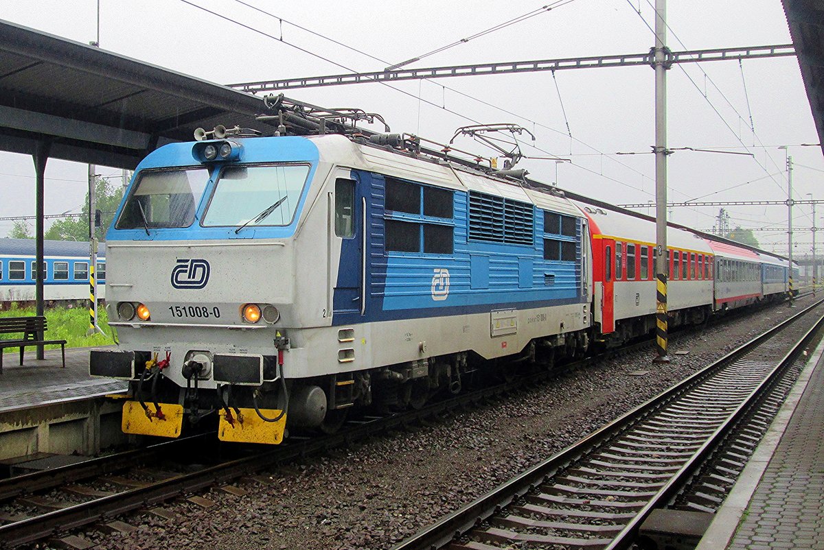 Etwas Regen traf am 26 Mai 2015 auf den CD 151 008 in Bohum�n ein.