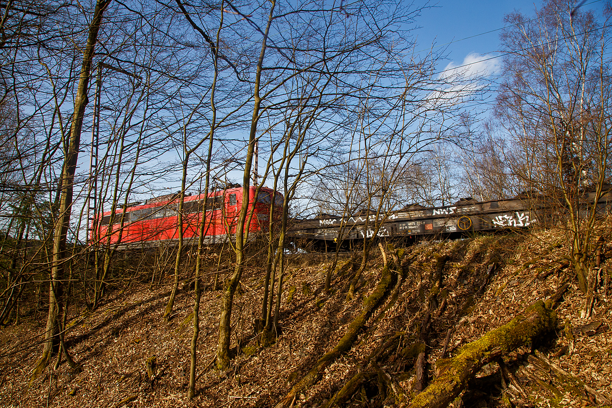 Etwas verdeckt....
Ich war schon (23.02.2021) am Weg nach unten, da fährt eine an die DB Cargo AG vermietete 151er der Railpool GmbH mit einem Güterzug über den Rudersdorfer Viadukt in Richtung Siegen.