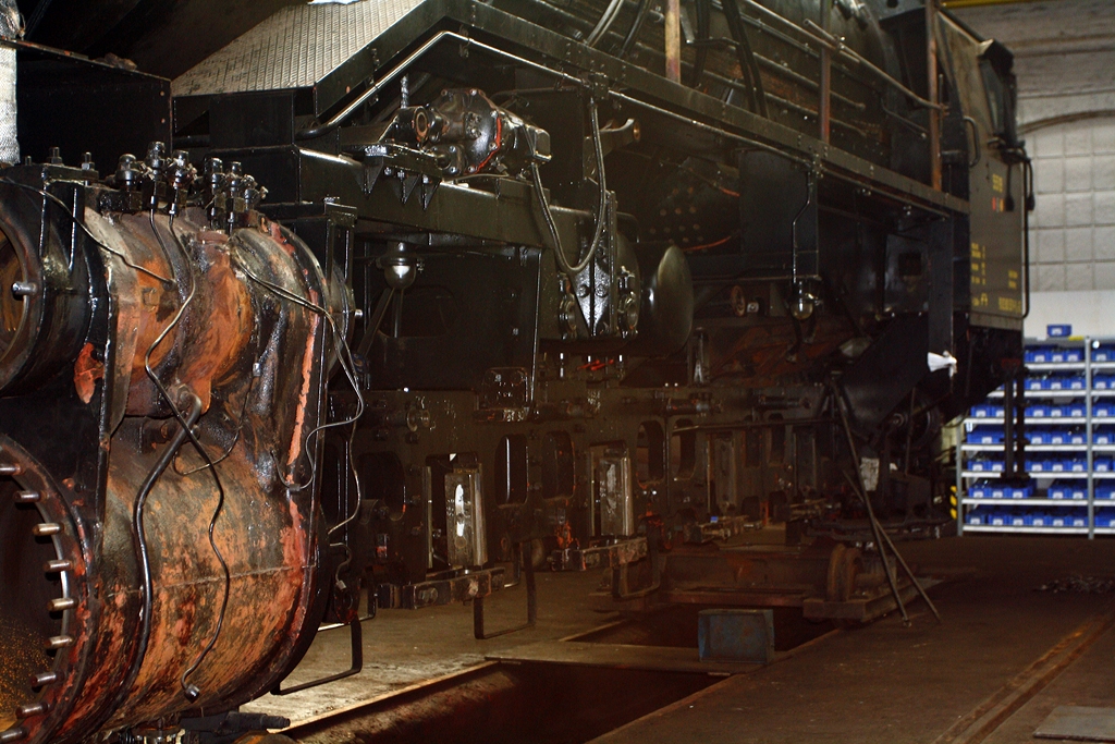 Etwas zerrupft ist steht die CFL 5519 im Dampflokwerk Meiningen,  aber keine Angst sie wird bald wieder im neuen Glanze erstahlen. 
Die Aufnahme entstand am 24.08.2013 auf einer offiziellen F�hrung.
