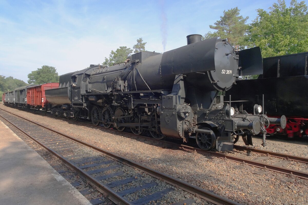 Ex-BBÖ 52 3879 steht am 4 September 2022 mit ein Fotoguterzug in Loenen bei der VSM. In 1989 wurde dieser Kriegslok gerade durch der SSN von Österreich gekauft und in die Niederlände gebracht, wo sie anlässlich das 150.Jahresjubiläum von Eisenbahnen in die Niederlande Sonderzüge ziehen durfte. In 2003 gelang dieser Lok nach der VSM.