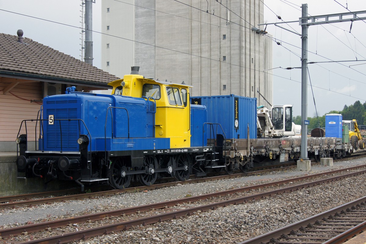 Ex DB BR 362: Bauzug mit 98 85 5 839 601-4 CH-WRSCH in Chênes am 19. Mai 2012. Hier handelt es sich um eine ehemalige Rangierlock der BR 362-365 von der DB.
Foto: Walter Ruetsch 