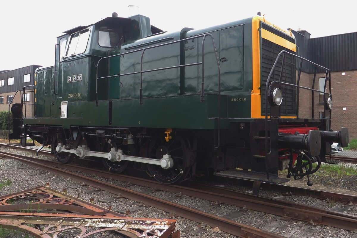 Ex-NMBS 8040/260.040 steht während das Dampfwochenende der SCM am 6 Mai 2023 in Maldegem. Kurz davor war die Rangierdiesellok in deren Originalzustand zurückgesetzt. 