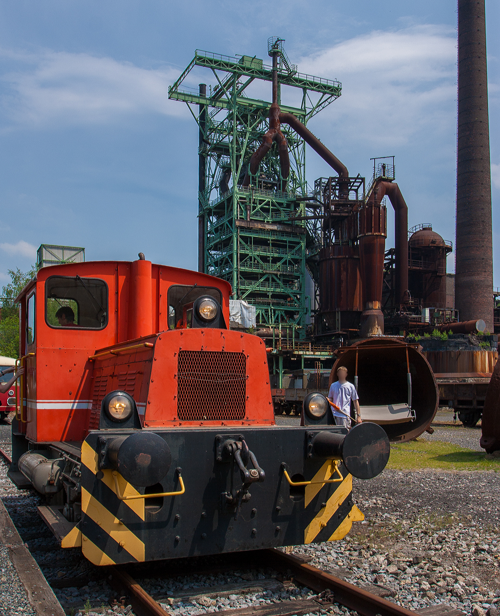 Ex O&K 1, Werkslok Orenstein & Koppel, Werk Dortmund-Dorstfeld, am 05.06.2011 (betriebsfähig) im LWL-Industriemuseum Henrichshütte in Hattingen. Im Hintergrund der Hochofen 3 der Hattinger Henrichshütte.

Die Lok vom O&K Typ MV 4 wurde 1953 von O&K unter der Fabrik-Nr. 25386 gebaut.

Die O&K MV 4 gehört zu der 1. Dortmunder Nachkriegs-Generation. Wobei die erste normalspurige Lok, die das Dorstfelder Werk verließ, war kein Neubau sondern eine  Umbau -Lok. Eine beschädigte Windhoff-Kö II wurde wieder aufgebaut und mit einem neuen Motor versehen. Sie erhielt die Fabriknummer 25003.

1950 wurde das erste reguläre Typenprogramm für normalspurige Lokomotiven aufgestellt. Bedingt durch den Neuanfang in Dortmund ist bei den meisten Typen der ersten Generation von Nachkriegsfahrzeugen keine Verwandtschaft zu den Vorkriegsmodellen aus Babelsberger bzw. Nordhauser Produktion zu erkennen. Ausnahmen sind hier die leistungsstärkste Maschine des Typs MV 8, die über einen Antrieb mittels Blindwelle und Stangen verfügt, und bei der schon von der Bezeichnung her aus der Art schlagenden 130 PS, die sich sehr stark an die Vorkriegskonstruktion der 3 D anlehnte.

Die Typenbezeichnung für die Neukonstruktionen setzt sich zusammen aus der Antriebsart (M - Motorlokomotive), der Kraftübertragung (V - Kettenantrieb) und 1/20 der Leistung.

TECHNISCHE DATEN:
Gebaute Anzahl:  6  (1952 – 1954)
Spurweite: 	1.435 mm (Normalspur)
Achsformel:  B
Dieselmotor : 4 Zyl.-O&K-Dieselmotor
Leistung:  60 PS 
