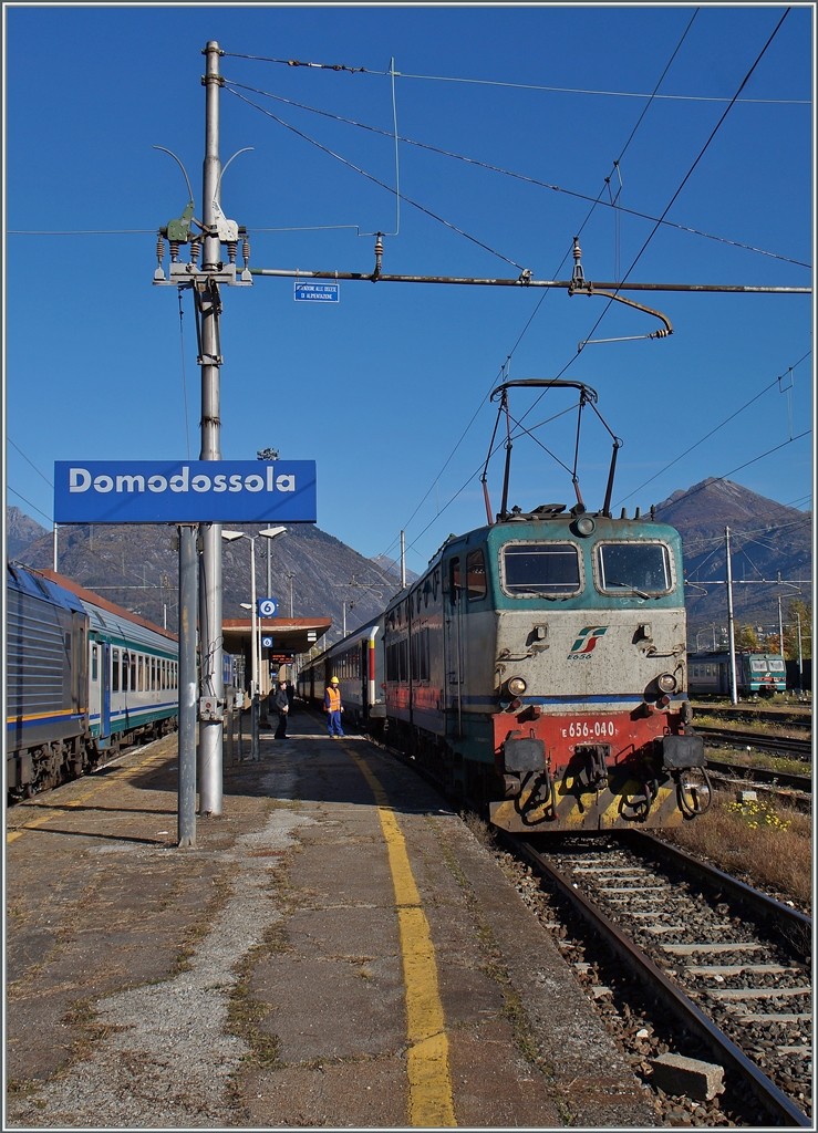 Expo 2015 sein Dank, so dass es nochmals zu einem täglichen Lokwechsel kam, auch wenn hier das Gleis 6 Licht technisch recht ungeschickt war. 
Die FS E 656 656 040 (UIC 91 83 2656 040-9 I IT) übernimmt am 26. Okt. 2015 den EC 329.
