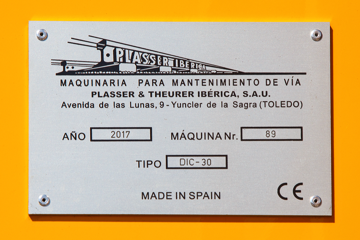 
Fabrikschild von dem Plasser Ibérica auf der iaf 2017 Internationale Ausstellung Fahrwegtechnik in Münster (01.06.2017) präsentierten DIC-30, ein universelles Fahrzeug für die Instandhaltung von Oberleitungen.