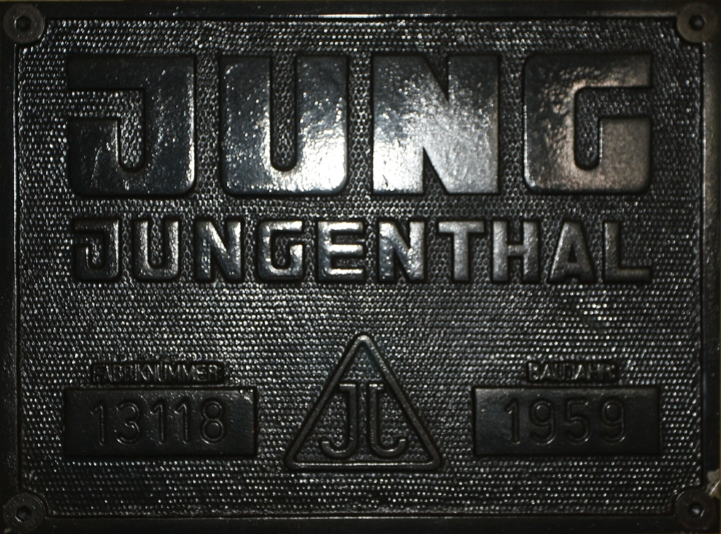 Fabrikschild (Jung 13118) der ex FGE Nr. 4 (Freien Grunder Eisenbahn-Gesellschaft, Herdorf) eine R 42 C, nicht mehr an der Lok angebracht sondern auf gehangen in der Ausstellungshalle der Sammler- und Hobbywelt in  Buseck, hier am 21.08.2013.