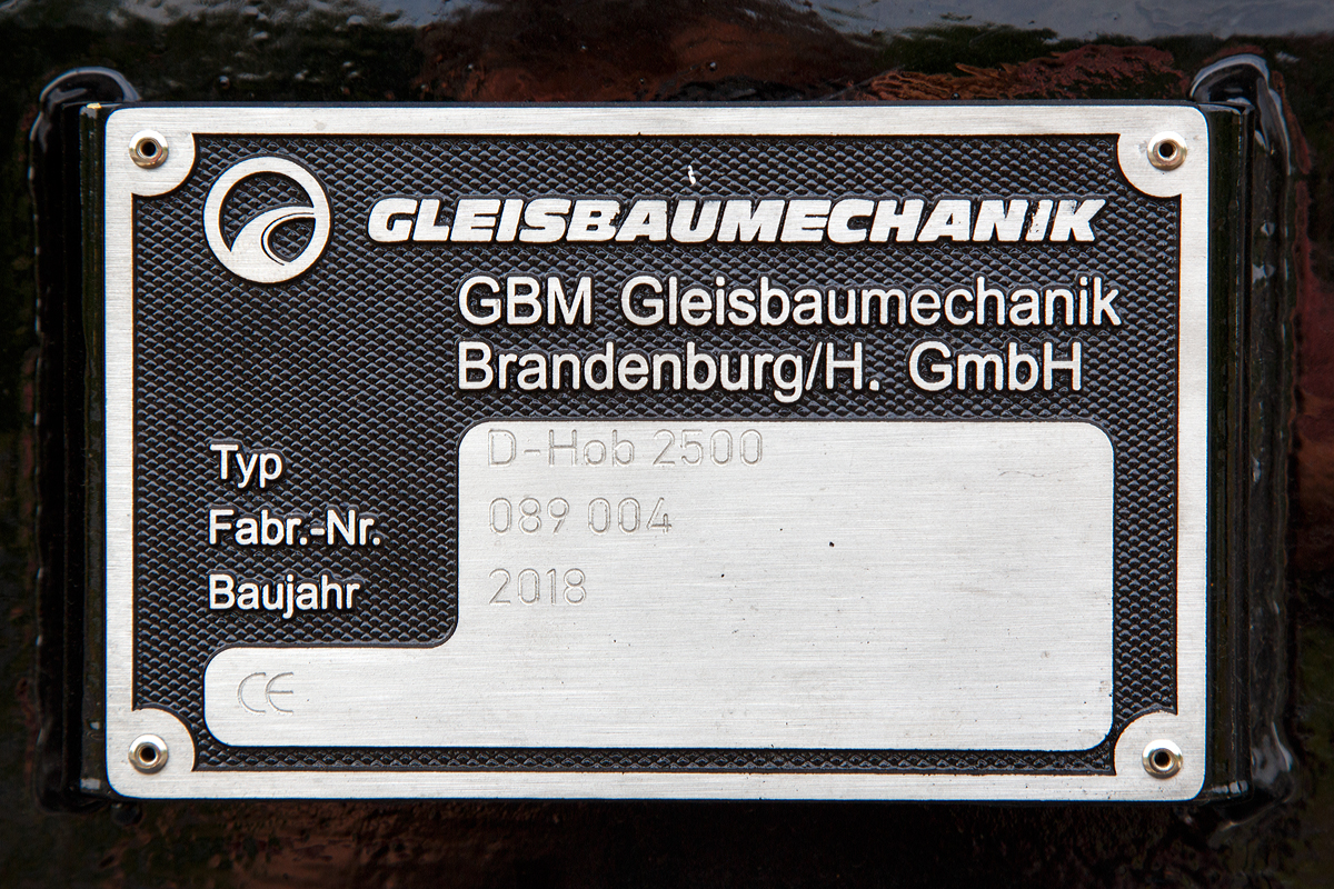 
Fabrikschild  Technologieträger D-HOB 2500 IV (D-HOB 4.0), Schweres Nebenfahrzeug-Nr. D-SBAU 99 80 9427 020-9. 

Abgestellt am 07.07.2019 beim ICE-Bahnhof Montabaur.
