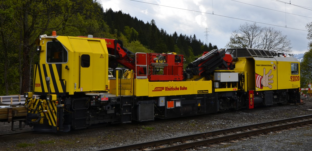 Fahrleitungsturmwagen RhB Xmf 6/8 92020 abgestellt im Bahnhof Klosters Platz am 14.05.2014. Hersteller: Plasser & Theurer, Gewicht: 69,0t, L�P: 19,26m, Vmax: 90km/h 