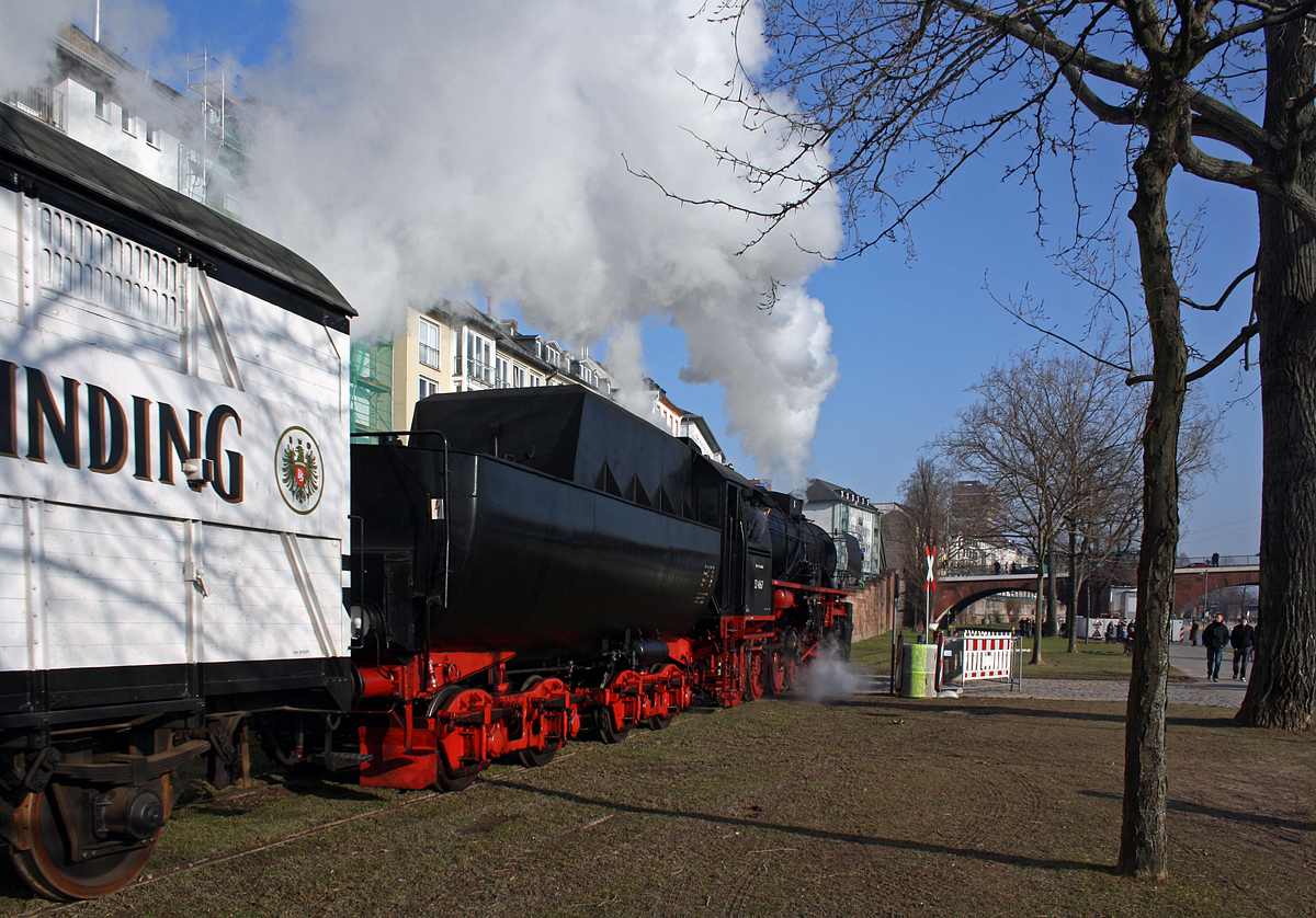 Fahrtag der Historische Eisenbahn Frankfurt e.V. auf der Frankfurter Hafenbahn am Mainufer am 30.01.2011 mit der HEF 52 4867 (90 80 0052 867-3 D-HEF), ex GKB 152.4867 (Graz-Köflacher Eisenbahn- und Bergbaugesellschaft), ex ÖBB 152.4867, ex DRB 52 4867.

Historische Dampflokomotiven im direkten Schatten von Hochhäusern. Das gibt es nur in Frankfurt am Main!  Die Historische Eisenbahn Frankfurt betreibt in Kooperation mit der städtischen Hafenbahngesellschaft (HFM) eine in Deutschland einmalige Museumseisenbahnstrecke am Frankfurter Mainufer. Abfahrt ist am Eisernen Steg, nur wenige hundert Meter vom Frankfurter Römer entfernt. Die Fahrt führt Sie von dort abwechselnd mitten durch die Parkanlagen am Mainkai zum Stellwerk Mainkur (Rundfahrt Osthafen) oder in die andere Richtung als  Straßenbahn  durch die Speicherstraße zum Übergabebahnhof Frankfurt Griesheim (Rundfahrt Westhafen). Hoffentlich sind auch diese Fahrten bald wieder machbar.
