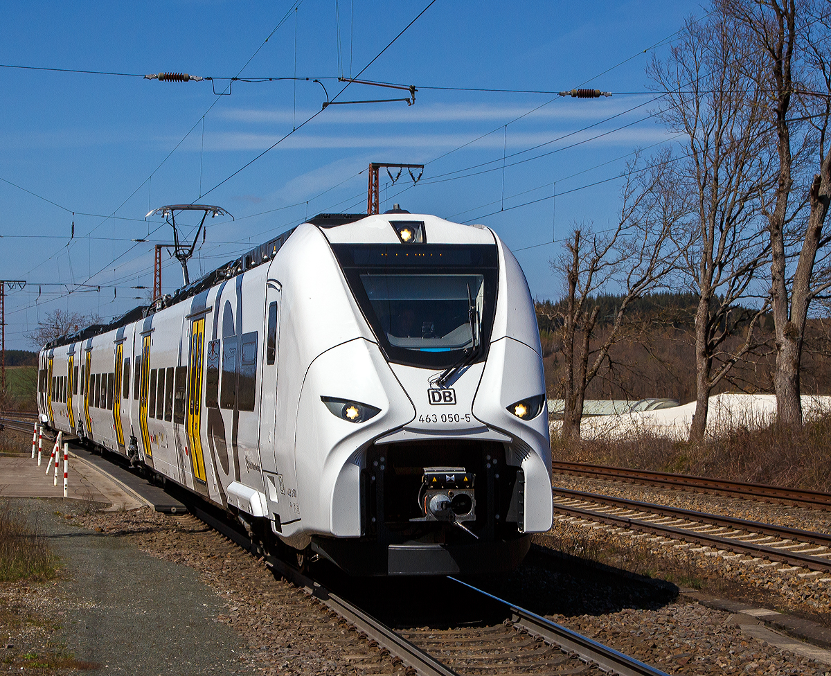 Fast frisch aus der Produktion....
Der dreiteilige Siemens Mireo 463 050-5 / 863 050-1 / 463 550-4 (94 80 0463 050-5 D-DB / 94 80 0863 050-1 D-DB /94 80 0463 550-4 D-DB) der DB Regio AG f�r die S-Bahn Rhein-Neckar f�hrt am 22.04.2021 durch Rudersdorf (Kreis Siegen) in s�dlicher Richtung. Er ist wohl auf �berf�hrungsfahrt.

Der Triebzug wurde 2020 von Siemens Mobility im Werk Krefeld (ehemals DUEWAG) gebaut.

Im Sommer 2017 erhielt Siemens den Auftrag zur Lieferung von 57 Z�gen vom Typ Mireo an die DB Regio AG, f�r den Einsatz der S Bahn Rhein-Neckar. Der Mireo wird als S-Bahn-Fahrzeug im Rhein-Neckar-Gebiet auf den k�nftigen Linien der S5, S6, S8 und S9 eingesetzt. Au�erdem wird er als „Murgt�ler Radexpress“ auf der Strecke zwischen Mannheim und Baiersbronn verkehren.

Als Mireo wird ein von Siemens Mobility entwickelter elektrischer Triebzug f�r den Schienenpersonennahverkehr bezeichnet, der im Produktportfolio von Siemens den Desiro ML ersetzt.

Der Mireo wird ausschlie�lich als Elektrotriebzug angeboten, eine Variante mit Verbrennungsmotor ist derzeit nicht geplant. Anders als der Desiro ML verf�gt der Mireo �ber Jakobs-Drehgestelle, die, �hnlich wie beim ICE 4, mit innengelagerten Rads�tzen ausgestattet sind. Die Wagenk�sten werden in Aluminium-Integralbauweise hergestellt. Die Zahl der Einzelwagen, aus denen ein Triebzug gebildet wird, kann je nach Konfiguration zwischen zwei und sieben variiert werden. Jeder Endwagen des Mireo hat eine L�nge von 26 m, jeder Mittelwagen ist 19 m lang. Es werden Versionen f�r Bahnsteigh�hen von 550 mm, 760 mm und 960 mm angeboten. Die Zahl der angetriebenen Drehgestelle kann variiert werden, wodurch sich unterschiedliche Werte f�r die Anfahrbeschleunigung ergeben. Nach Angaben von Siemens wurden bei der Konstruktion des Zuges der Traktionsstromrichter und die elektrodynamische Bremse optimiert. Die Zwischenkreisspannung betr�gt 750 V.

Im Zuge der Erweiterung der S-Bahn Rhein-Neckar auf den Strecken zwischen Mannheim, Eppingen, Karlsruhe und Aglasterhausen, an der Bergstra�e und nach Mainz, setzt die DB Regio seit 13. Dezember 2020 stufenweise insgesamt 57 Neufahrzeuge vom Typ Mireo ein. Die Fahrzeuge gehen ins Eigentum einer Landesgesellschaft der Aufgabentr�ger �ber und werden w�hrend der 14-j�hrigen Laufzeit des Verkehrsvertrags an DB Regio Mitte verpachtet. Das Au�endesign der Fahrzeuge integriert bestehende Designelemente der L�nder Rheinland-Pfalz und Baden-W�rttemberg und erg�nzt sie mit einem fahrzeughohen S-Bahn-Symbol.

Die Fahrzeuge haben pro Seite sechs doppelfl�gelige Schwenkschiebet�ren eine Einstiegsh�he von 800 mm, mit Schiebetritten auf 770 mm, aufweisen. Die Fahrzeuge sind mit Fahrgast-WLAN ausgestattet. Sie haben 8 Sitze in der ersten Klasse, in der zweiten Klasse 152 Festsitze mit Armlehnen und je einer halben Steckdose und 40 Klappsitze und mit Stehpl�tzen eine Kapazit�t von etwa 454 Fahrg�sten. Mit bis zu sechs Fahrr�dern in den f�nf Mehrzweckbereichen k�nnen in einem Triebzug 26 Fahrr�der mitgenommen werden. Die optische Fahrgastinformation erfolgt �ber sechs doppelseitige Flachbildschirmdeckengondeln sowie Flachbildschirme in den Einstiegsbereichen. Im Fahrgastraum erfolgt wie schon in den modernisierten Triebz�gen der Baureihe 425 eine Video�berwachung, deren Aufzeichnungen 72 Stunden lang gespeichert werden. Die Triebz�ge kosten zusammen etwa 340 Mio. Euro.

TECHNISCHE DATEN der BR 463 (Siemens Mireo, dreiteilig):
Spurweite: 1.435 mm (Normalspur)
Achsformel: Bo‘ 2‘2‘ Bo‘
L�nge �ber Kupplung: 69.860 mm
Breite: 2.808 mm
Drehzapfenabstand: 19.680 mm (Endwagen) / 19.800 m (Mittelwagen)
Achsabstand in den Antriebs-Drehgestellen: 2.300 mm
Achsabstand in den Jakobs-Drehgestellen: 2.600 mm
Treib- und Laufraddurchmesser: 880 mm (neu) / 810 mm (abgenutzt)
Leergewicht: 109 t
H�chstgeschwindigkeit: 160 km/h
Dauerleistung: 2.600 kW
Beschleunigung: 0,96 m/s�
Anfahrzugkraft: 130 kN
Bremskraft: 130 kN
Kleinster bef. Halbmesser: R 125 m (Werkstatt R 100 m)
Stromsystem: 15 kV 16,7 Hz ~
Strom�bertragung: Oberleitung
Sitzpl�tze: 200 (davon 8 in der 1. Klasse)
Anzahl der T�ren je Seite: 6
Niederfluranteil: ca. 60 %
Einstiegsh�he: 800 mm
Kupplungstyp: S10

Bis Ende 2020 waren bereits �ber 180 Mireo-Triebz�ge bei Siemens bestellt.

Es werden aber auch noch folgende Varianten als Hybrid-Triebz�ge angeboten:

Mireo Plus B
Im M�rz 2020 erhielt Siemens Mobility den ersten Auftrag f�r eine Variante, die mit einer zus�tzlichen Batterie ausgestattet ist. Die zweiteiligen Fahrzeuge sollen ab Juni 2023 im Ortenau-Netz fahren. Sie haben ohne Oberleitung eine Reichweite bis zu 80 km.

Mireo Plus H
Neben dem Oberleitungselektrischen Triebzug plant Siemens gemeinsam mit dem kanadischen Unternehmen Ballard Power Systems eine Mireo-Variante zu entwickeln, die den ben�tigten Strom mit Hilfe eines Brennstoffzellensystems aus Wasserstoff erzeugt und daher auf nicht-elektrifizierten Strecken eingesetzt werden kann (Mireo Plus H). Eine 200 kW starke Brennstoffzelle von Ballard Power Systems soll dabei eine Geschwindigkeit von bis zu 160 km/h erm�glichen. Die ersten Eins�tze dieses Brennstoffzellenhybridtriebzugs sind ab 2021 geplant.

Quelle: Siemens Mobility, DB Regio und Wikipedia