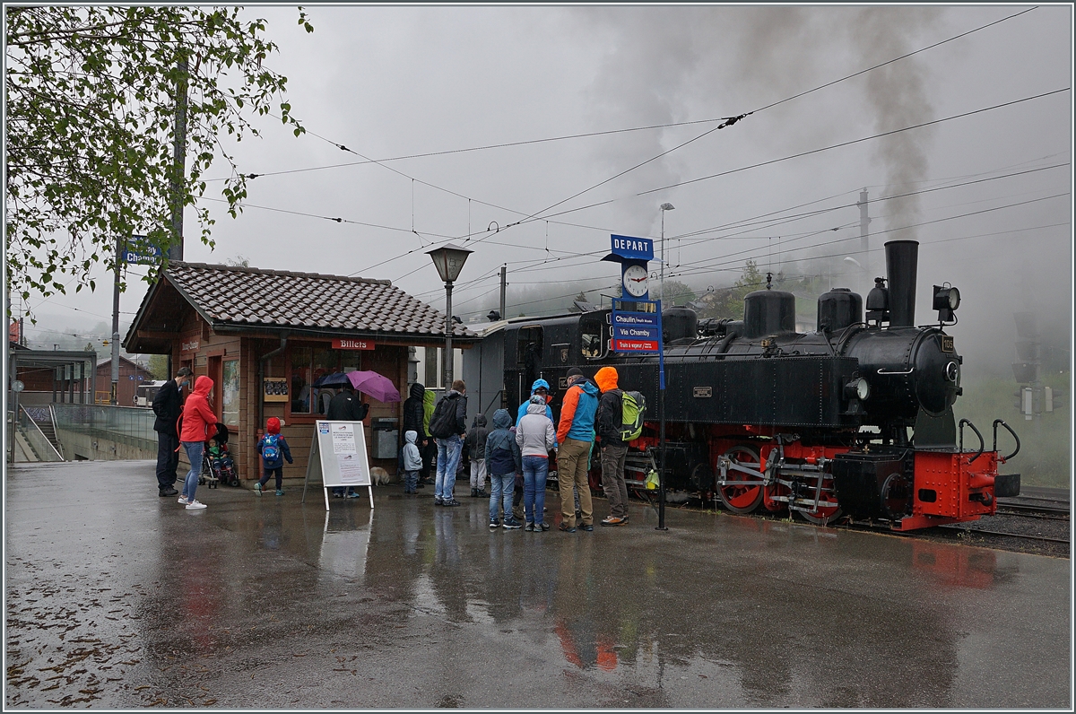 Faszination Dampf: Trotz wenig einladendem Wetter gab es doch erfreulich viel Zulauf wobei besonders viele Kinder und Jugendliche die digitallose Musemsbahn bestaunten. 

Die Blonay-Chamby G 2x 2/2 105 wertet in Blonay auf die Abfahrt.

1. Mai 2021