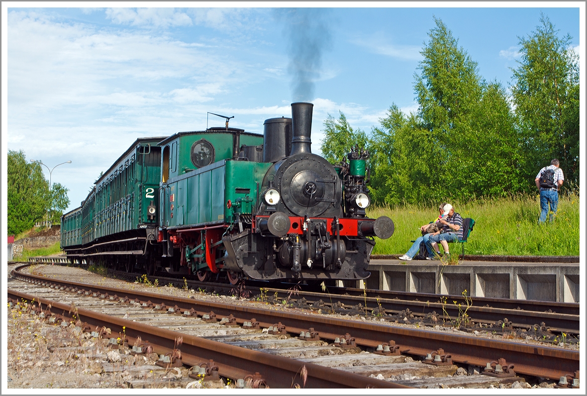 Faszination Museumsbahn -  Train 1900 
     
Die AMTF N° 8  (ex HADIR N° 8, später ARBED - Differdange) steht am 16.06.2013 mit ihrem Museumszug  in Pétange wieder zur Abfahrt nach Fond de Gras bereit. 

Die Lok wurde 1900 von der Hannoversche Maschinenfabrik, vormals Georg Egestroff (spätere HANOMAG) unter der Fabriknummer 3431 gebaut. 

Der  Train 1900 , von der Vereinigung AMTF (Association des Musée et Tourisme Ferroviaires) betrieben, dies im Rahmen des  Industrie- und Eisenbahnparks Fond-de-Gras , ist eine Initiative des Luxemburger Kulturmininisteriums, Amt für Denkmalschutz. Der  Train 1900  verdankt seinen Namen der dieser seiner ersten Lokomotive, der Lok Nr.  8, welche zuerst im Jahr 1900 befeuert wurde.
