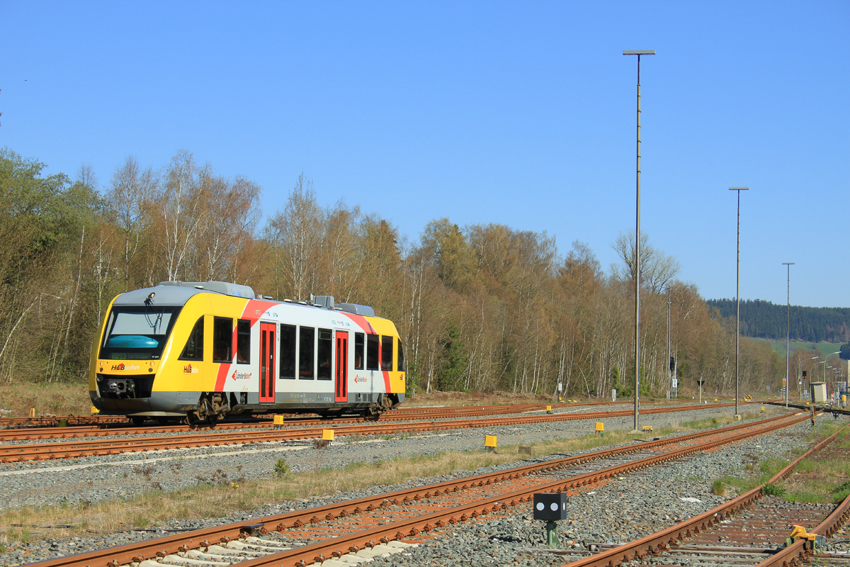 Feiertagsverkehr auf der Rothaarbahn...

Auf der sonst ja ausschließlich mit Triebzügen der Baureihe 648.1 betriebenen RB 93 zwischen Bad Berleburg und Betzdorf, verzichtet man an Feiertagen gerna mal auf diese Bauart. Stattdessen werden Züge der Baureihe 640 eingesetzt.

So auch am heutigen Karfreitag, 19.04.2019, als sich 640 107 der Hessischen Landesbahn (HLB) als RB 93 auf den Weg nach Betzdorf machte.