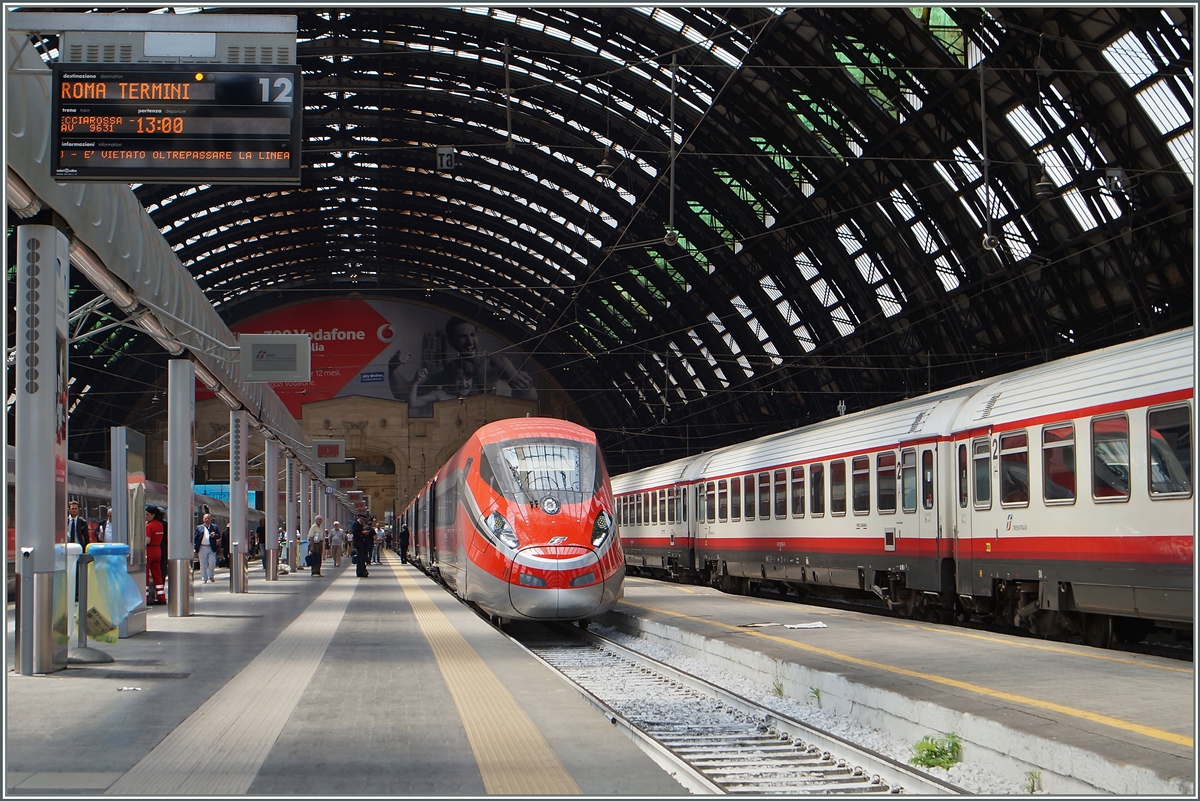 Fernverkehr in Milano: Ein ETR 400  Frecciarossa 1000  wartet auf die Abfahrt nach Roma Termini.
22. Juni 2015