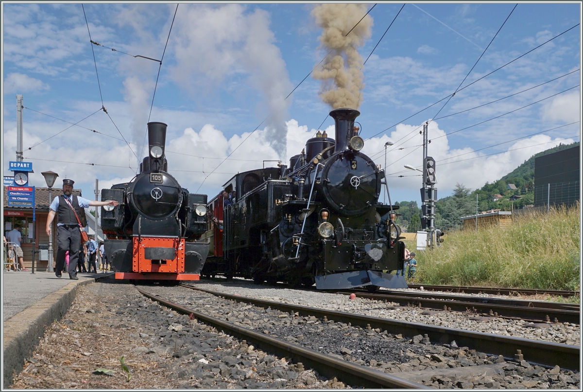  Festival Suisse de la Vapeur 2022 / Schweizer Dampffestival 2022  der Blonay-Chamby Bahn:  Bitte Einsteingen!  - Gleich zwei Dampfzüge warten in Blonay auf die Abfahrt in Richtung Chamby. Rechts im Bild der Dampfzug von Vevey nach Chaulin Musée mit der BFD HG 3/4 N° 3 und links die G 2x 2/2 105 mit einem Dampfzug von Blonay nach Chaulin Musée. 

6. Juni 2022