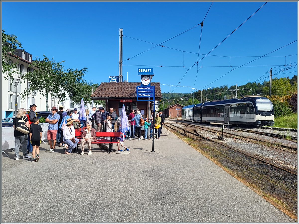 Festival Suisse de la vapeur 2024 / Schweizer Dampffestival 2024 der Blonay-Chamby Bahn. Leider wurde die herrliche Schlange, die sich (zu nahe) am Gleis gebildet hatte aus berechtigen Sicherheitsgründen etwas verschoben, so das das Motiv des erfreulichen Andrangs zum Festival Suisse de la vapeur 2024 / Schweizer Dampffestival 2024 der Blonay-Chamby Bahn. etwas aus dem Lot geriet; trotzdem hier ein Bild, welches die Ambiente zu Begin des Festivals zeigt. Im Hintergrund erreicht ein CEV MVR Beh 2/6 Blonay, er wird mich in der Folge nach Vevey bringen.

18. Mai 2024